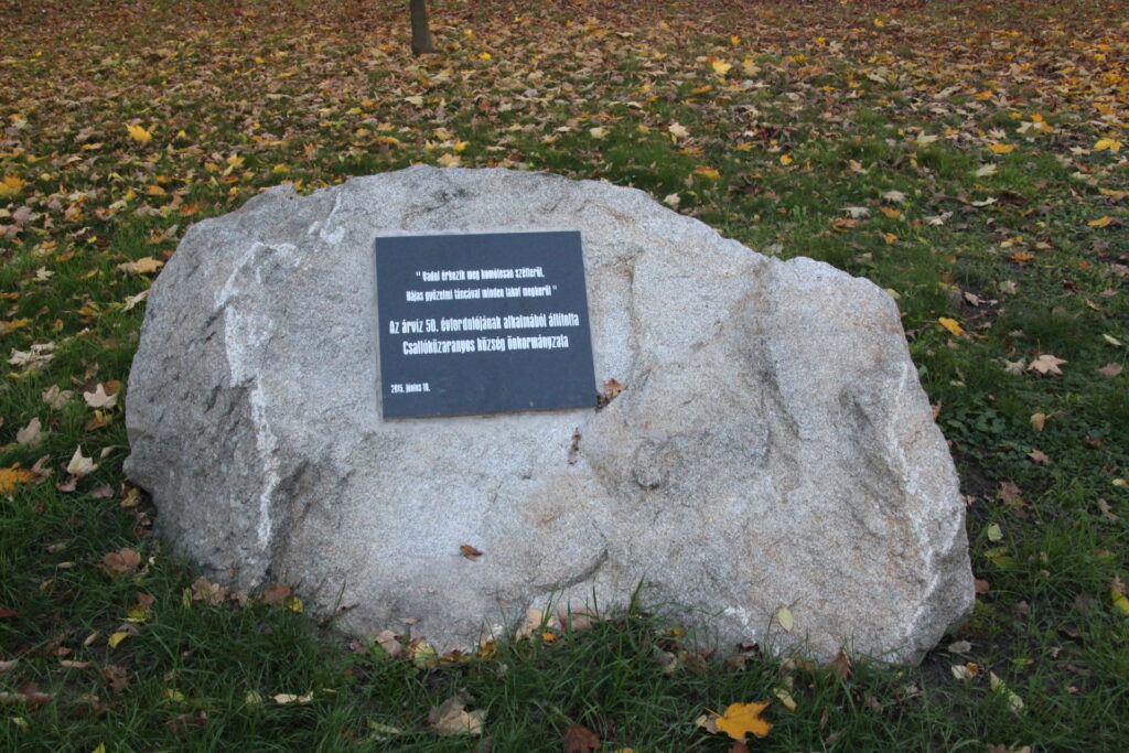 Az árvíz 50. évfordulójának emléktáblája