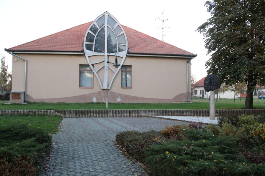 A település első írásos említésének emlékműve