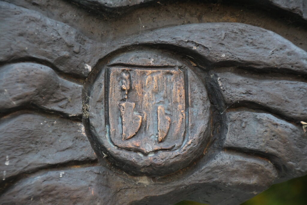 A település első írásos említésének emlékműve