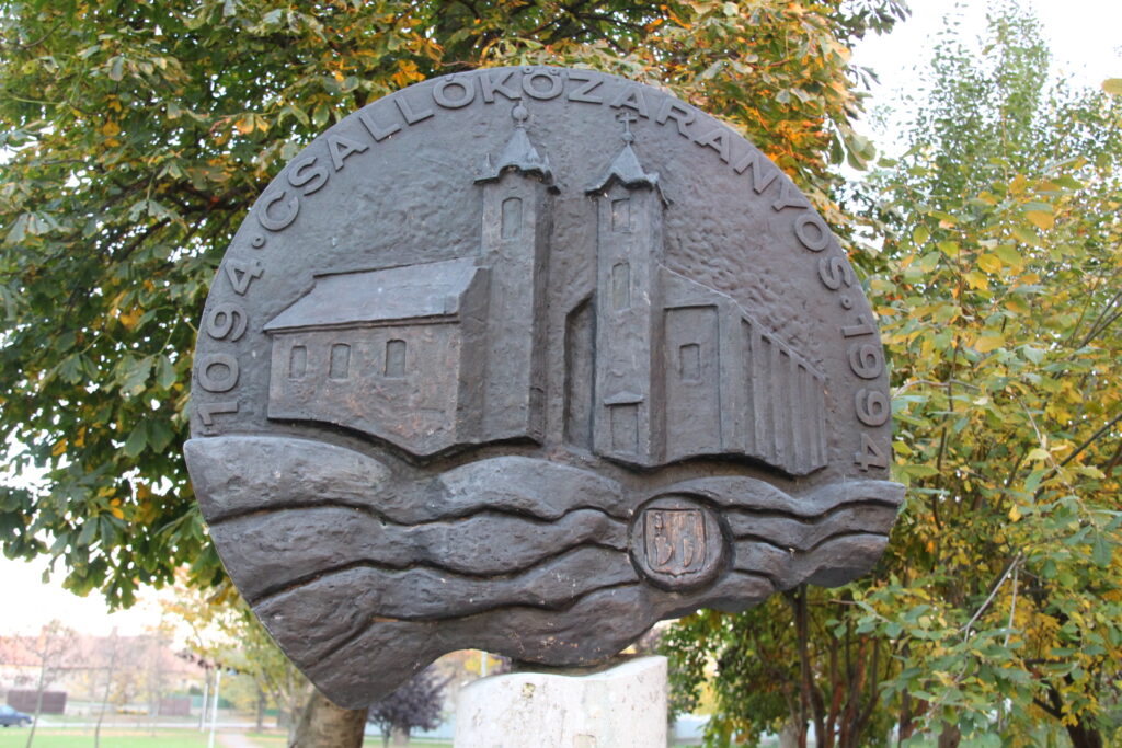 A település első írásos említésének emlékműve