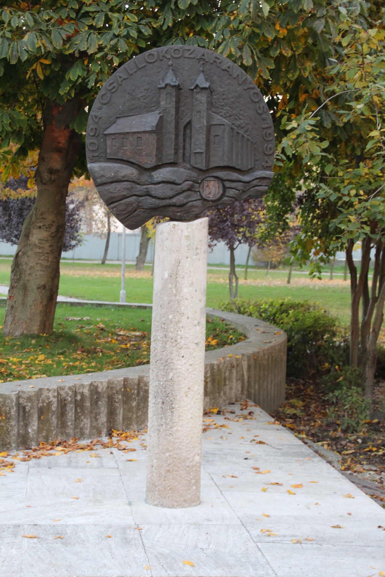 A település első írásos említésének emlékműve