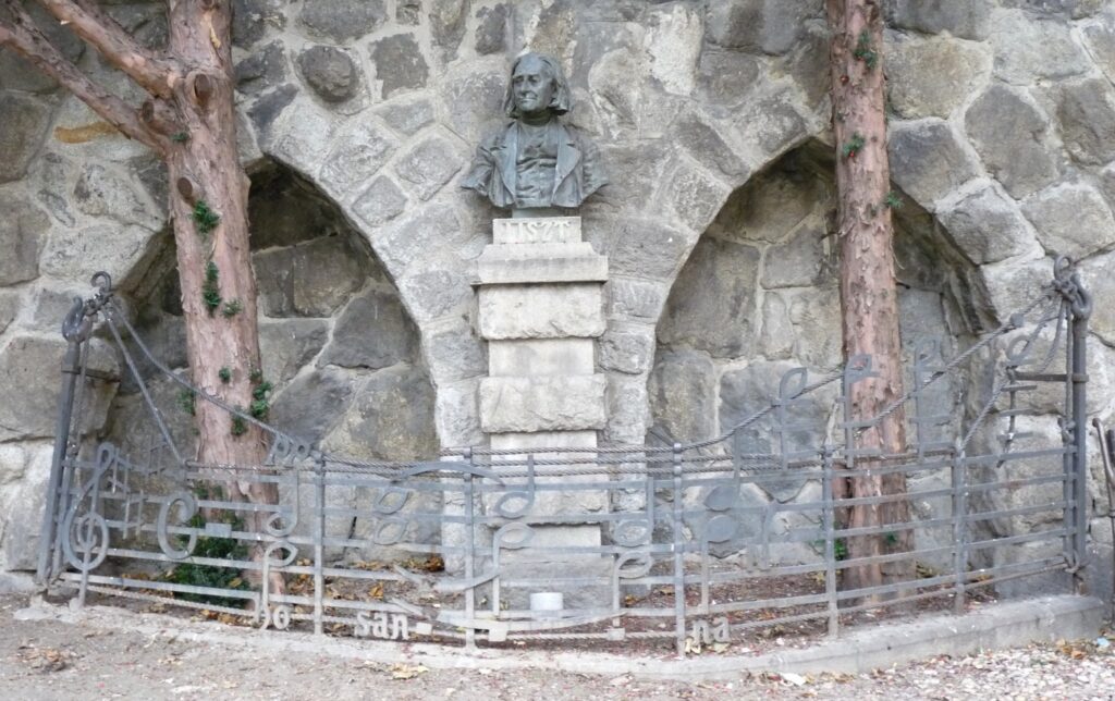 Liszt Ferenc mellszobra