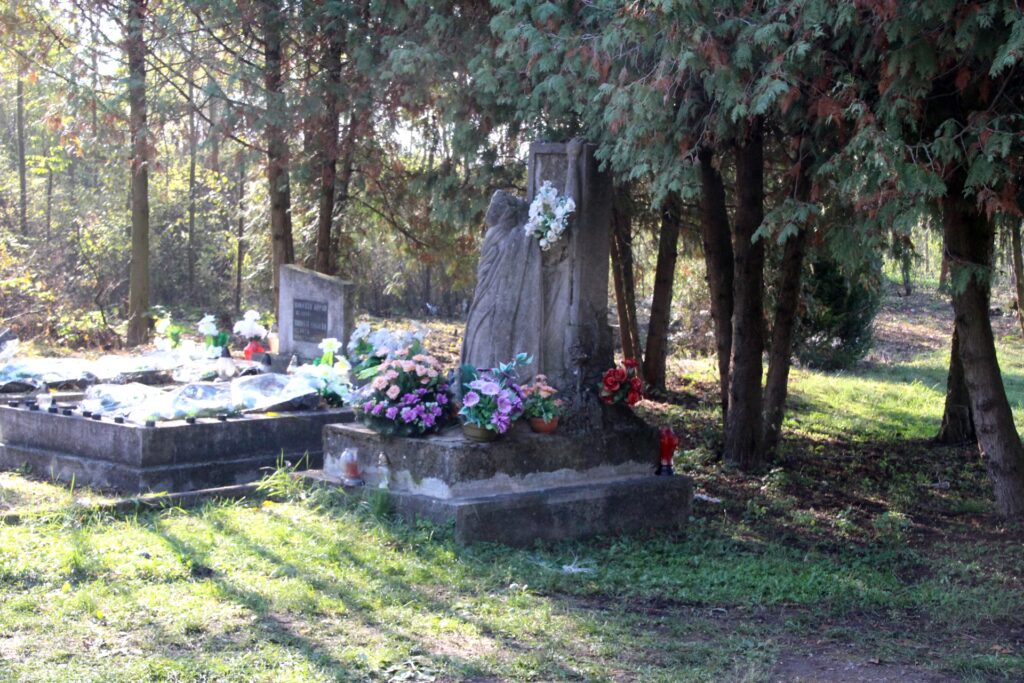 Anya siratja a gyermekét szobor