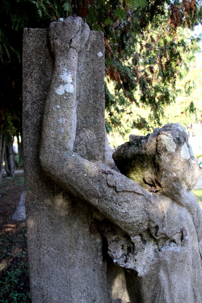 Anya siratja a gyermekét szobor