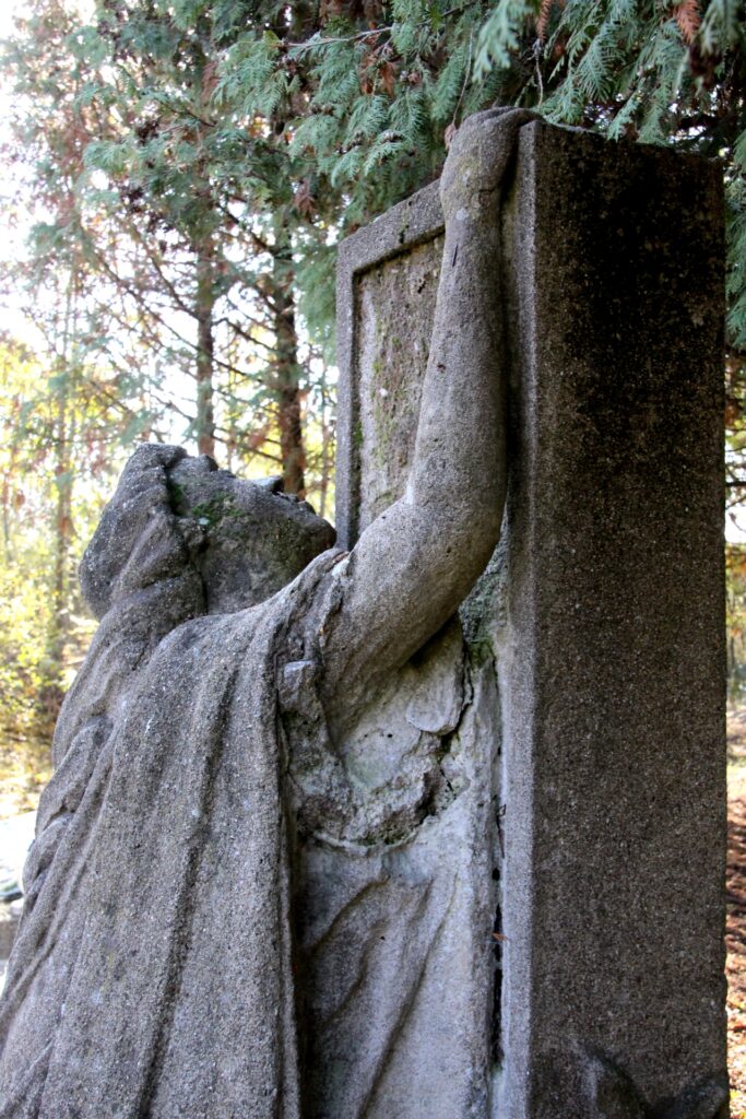 Anya siratja a gyermekét szobor