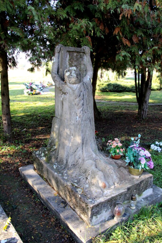 Anya siratja a gyermekét szobor