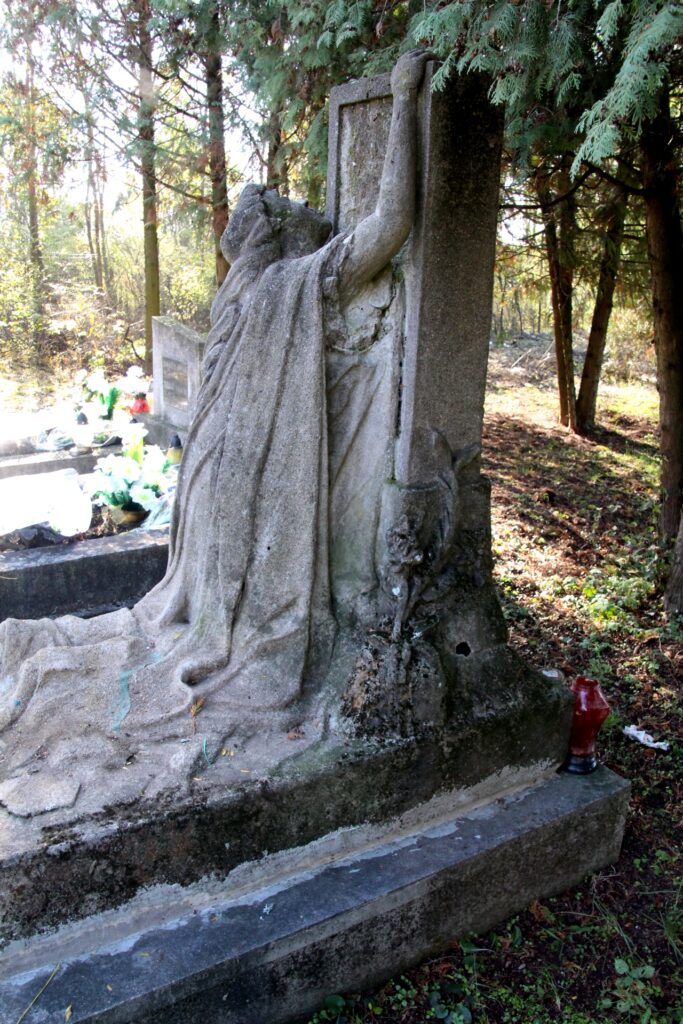 Anya siratja a gyermekét szobor