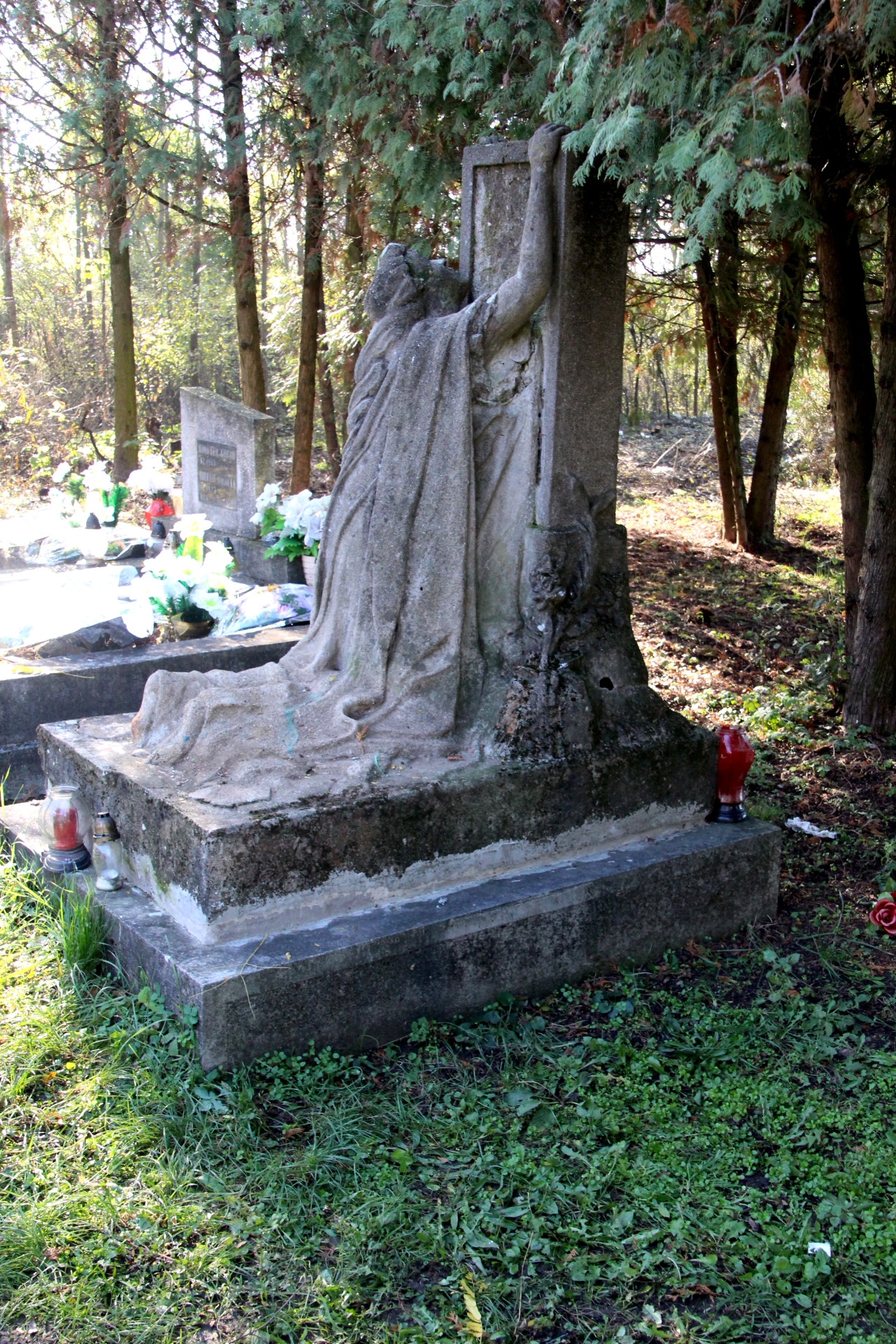 Anya siratja a gyermekét szobor