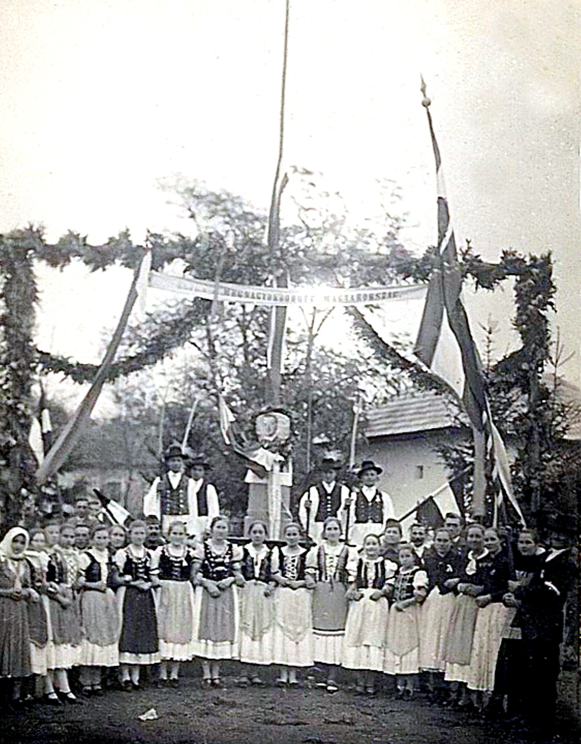 hontfuzesgyarmat-diadalkapu-1938