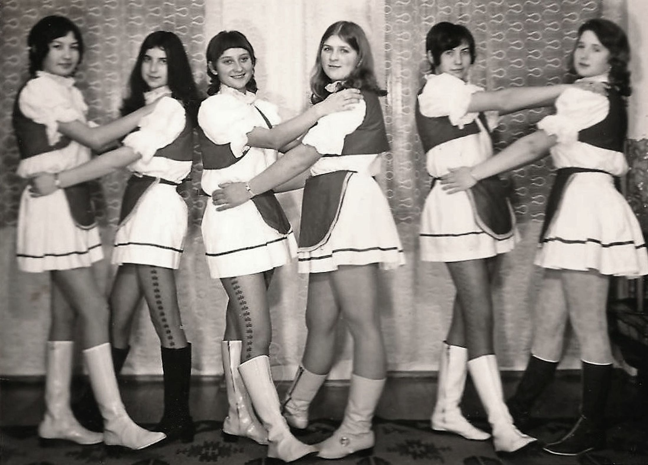 szimo-1968-lanyok-tanccsopportja-2