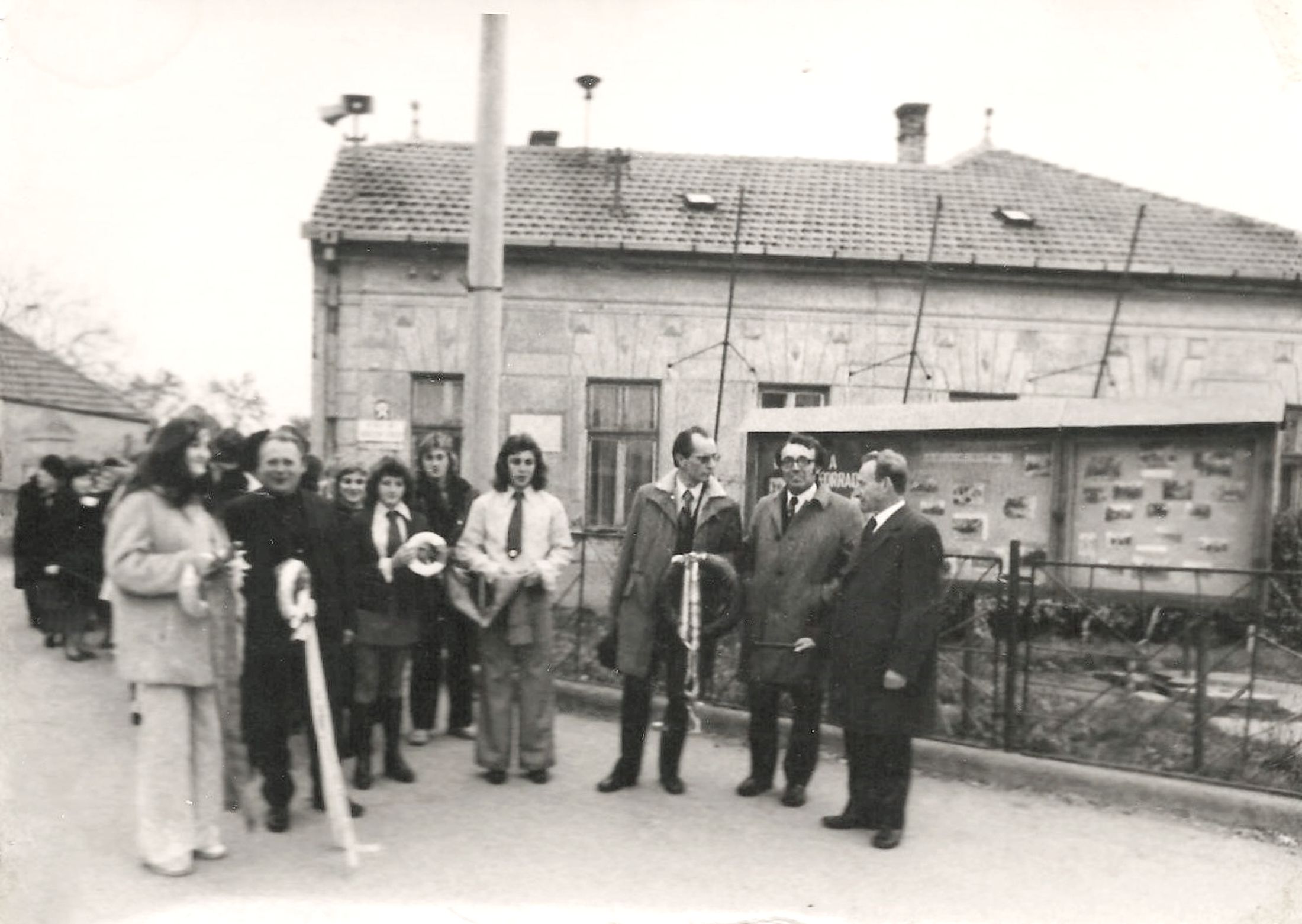 szimo-emlektabla-koszoruzas