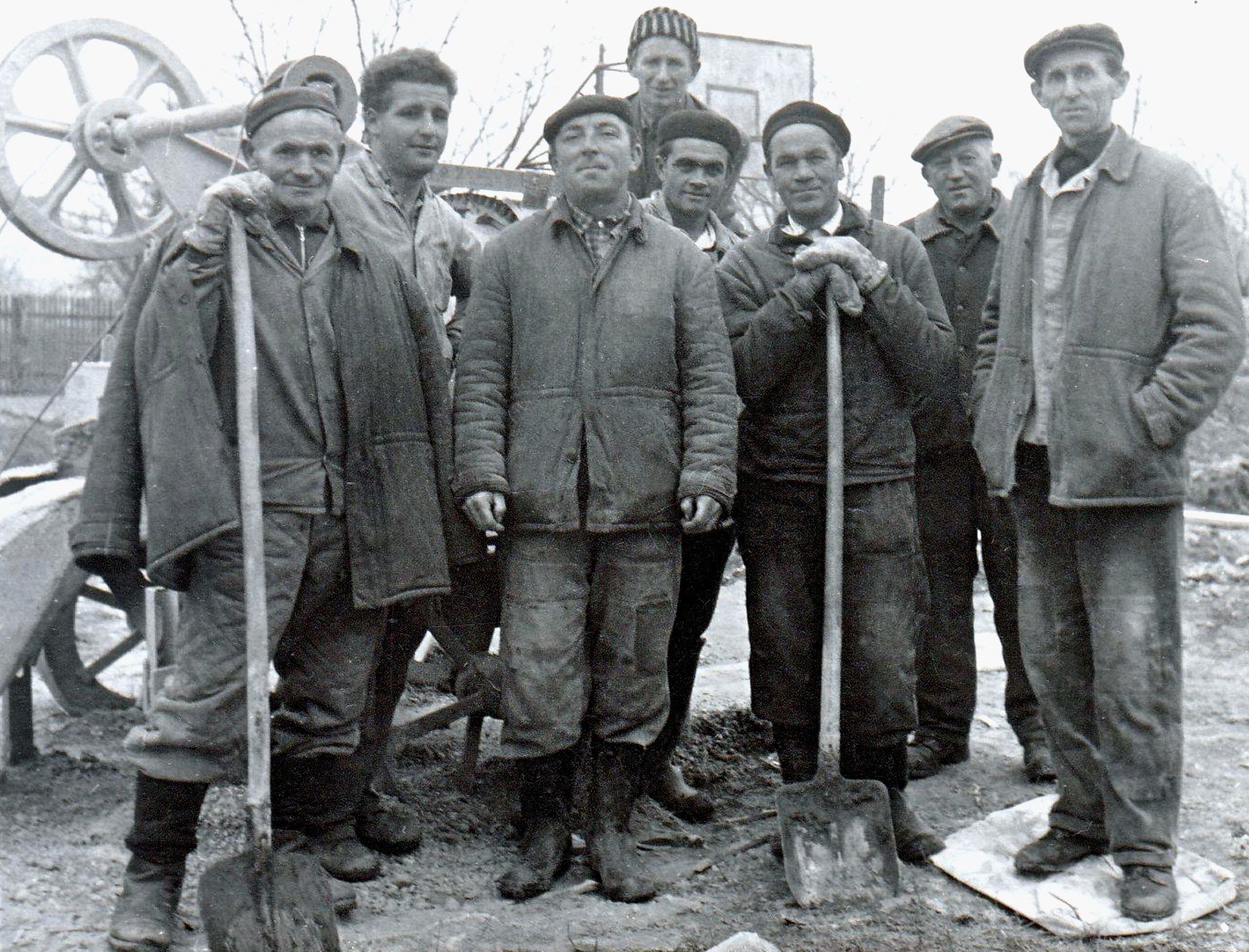 bacsfa-betonozo-munkasok