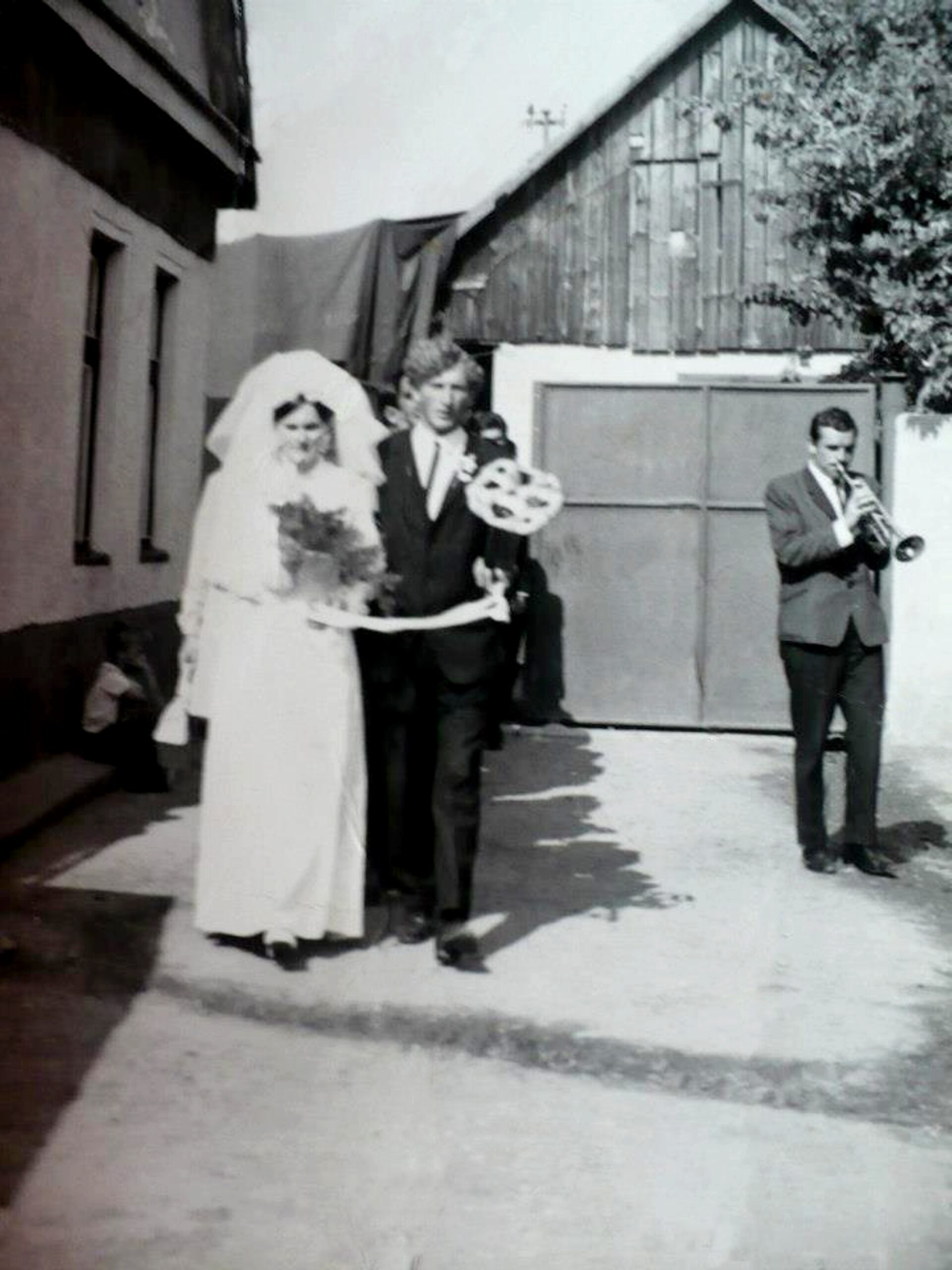 vaga-lakodalomban-trombitassal