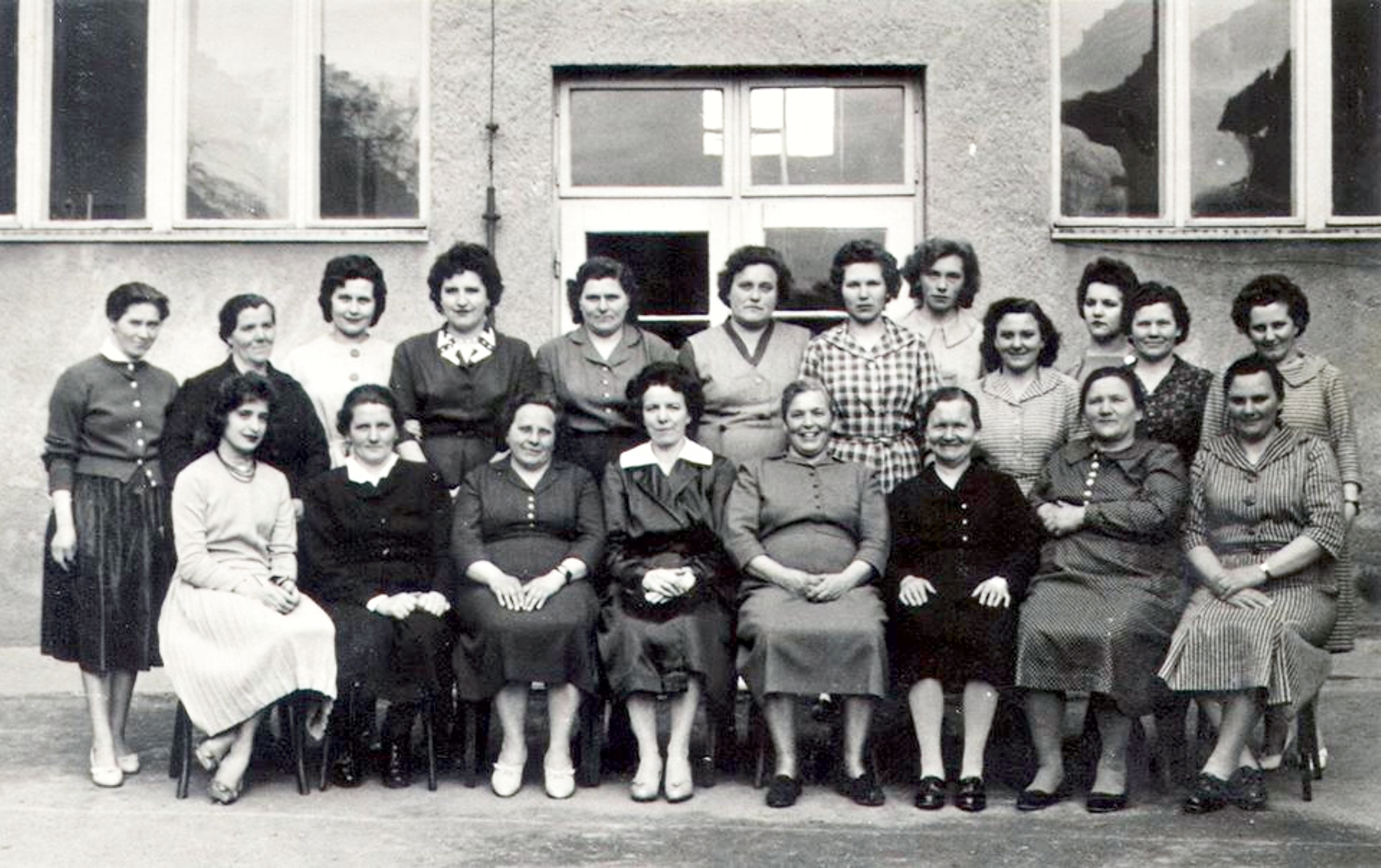 vaga-asszonyok-az-iskola-udvaran