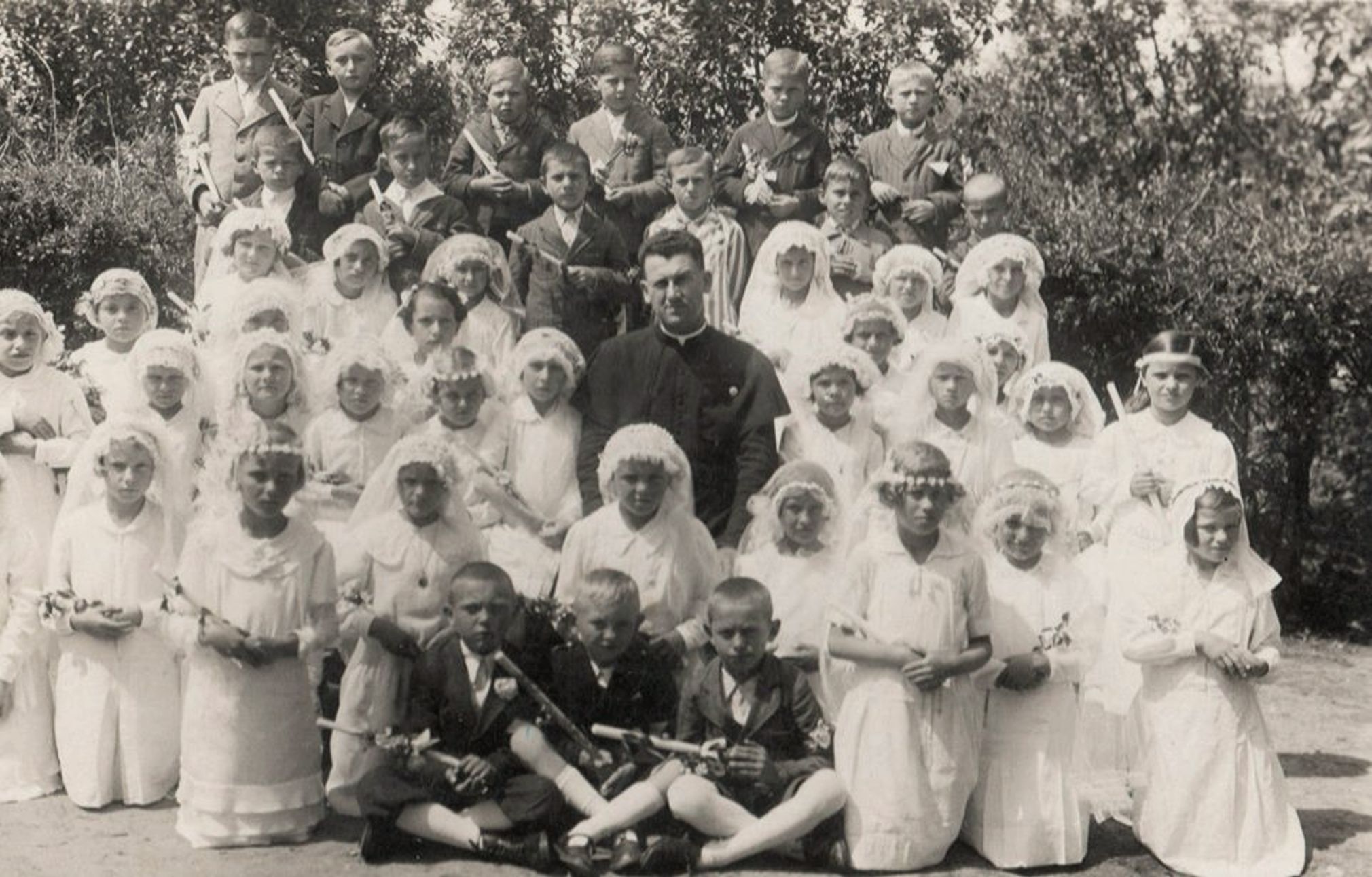 vaga-borsos-mihaly-elso-aldozokkal