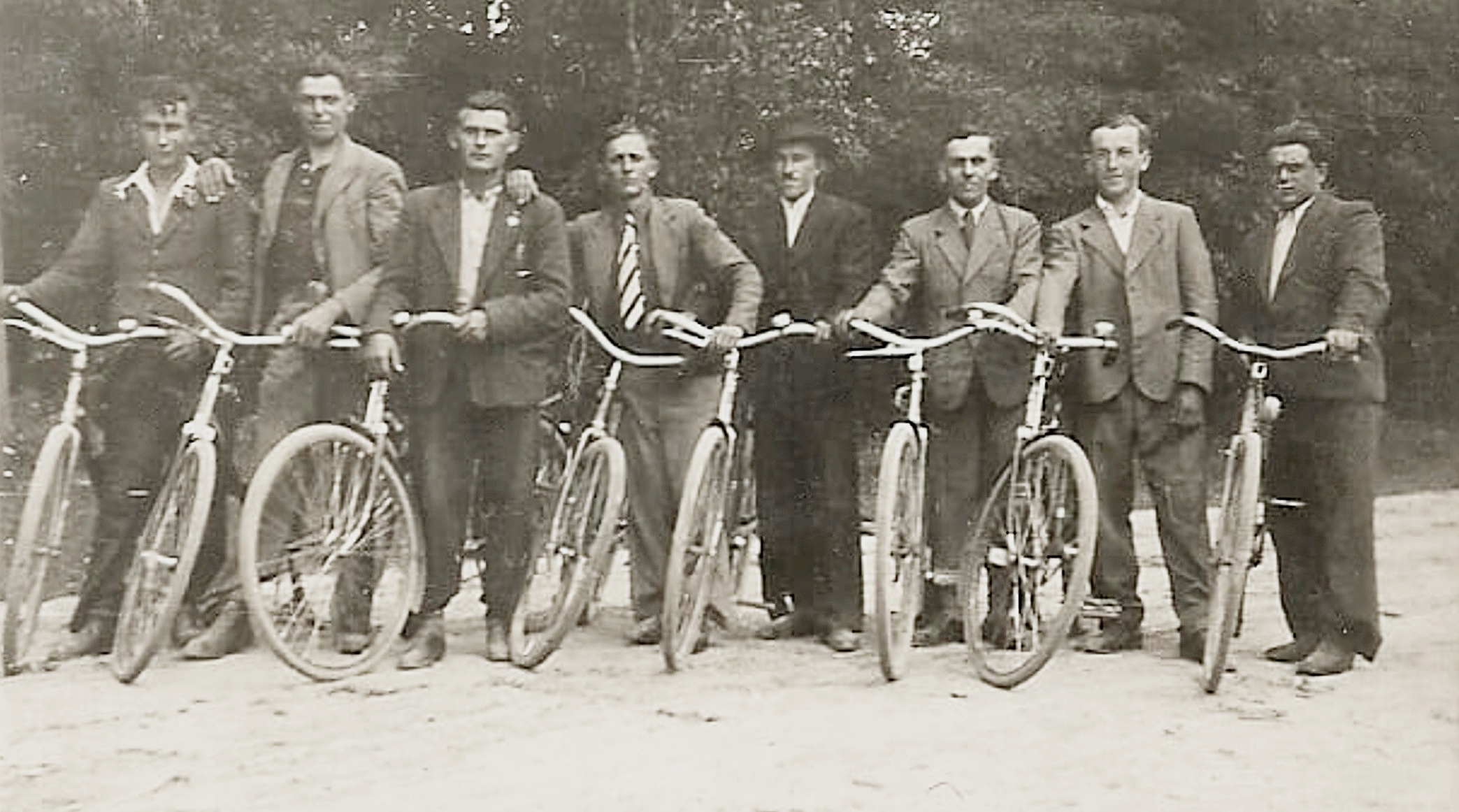 csilizpatas-nyolc-biciklista-1940