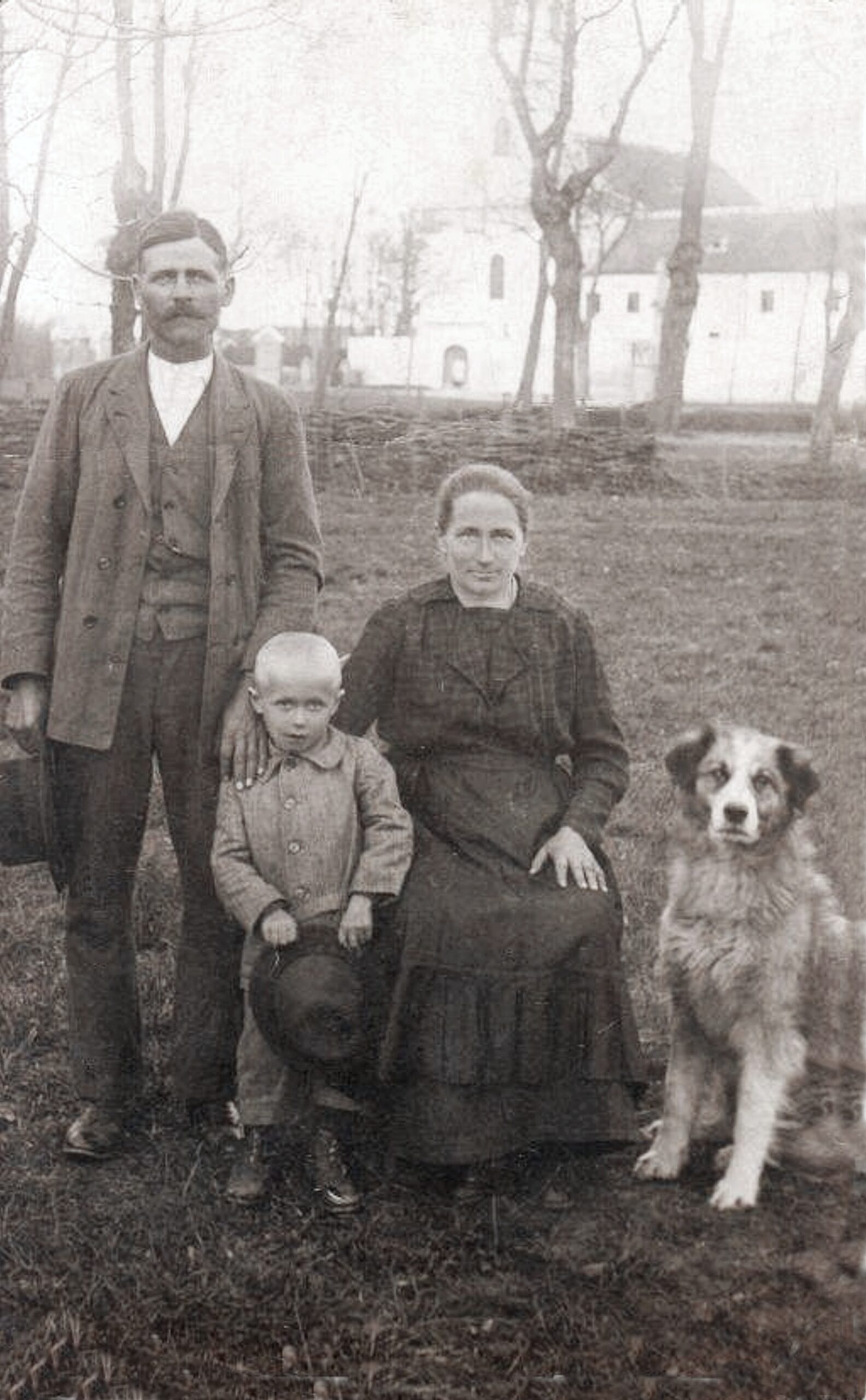 bacsfa_hazaspar-gyerekkel_kutyaval_1930_kb-Litresits-beni-bacsi