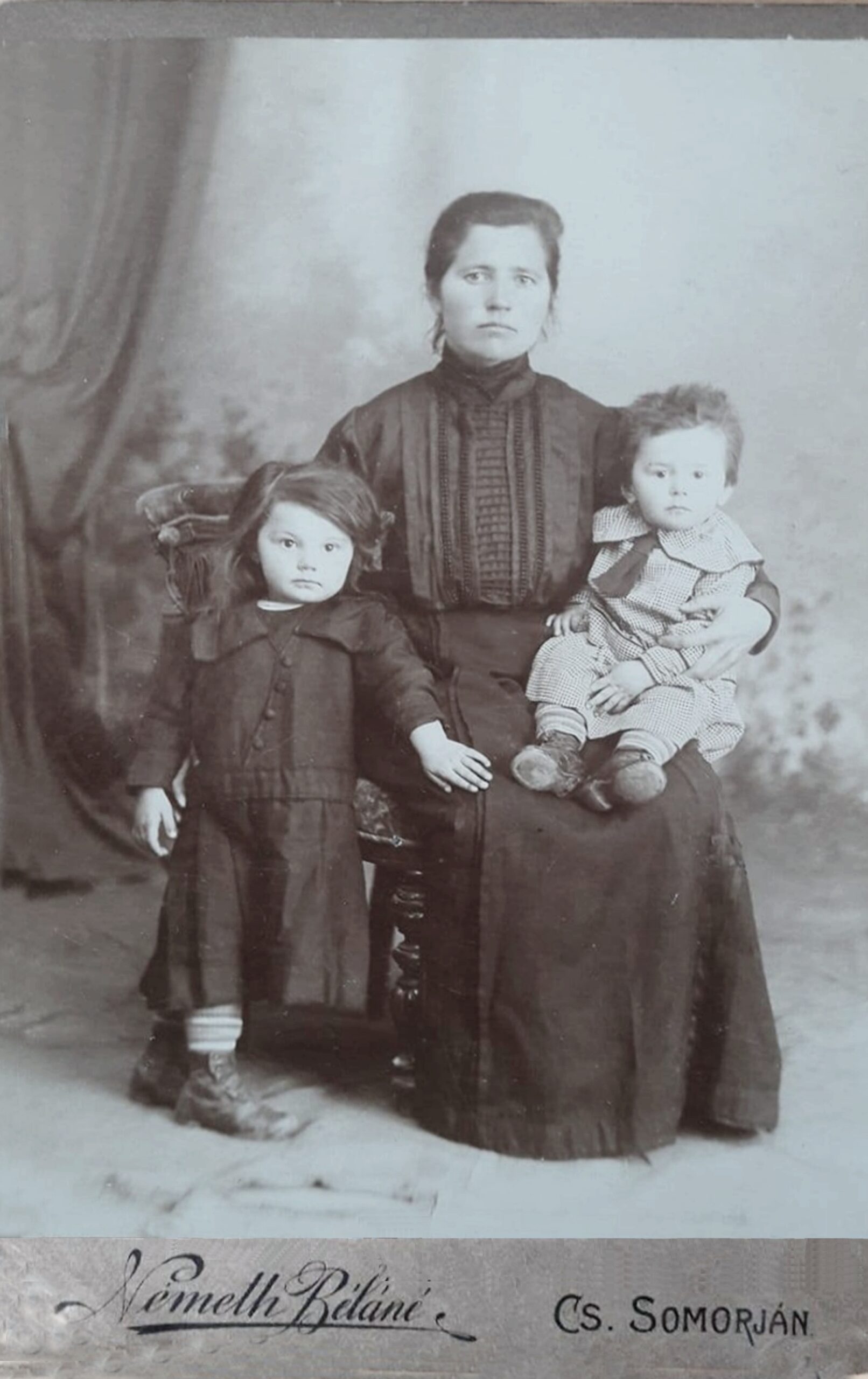 bacsfa-anya-gyermekeivel-Nemeth-Aranka-kislany