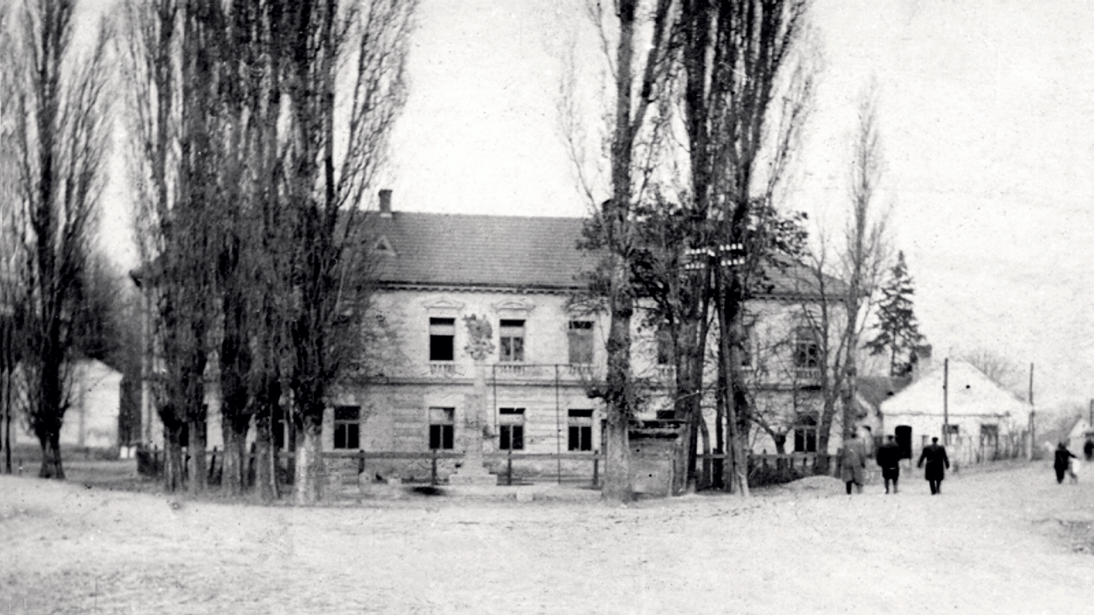 bos-regi-iskola-szoborral