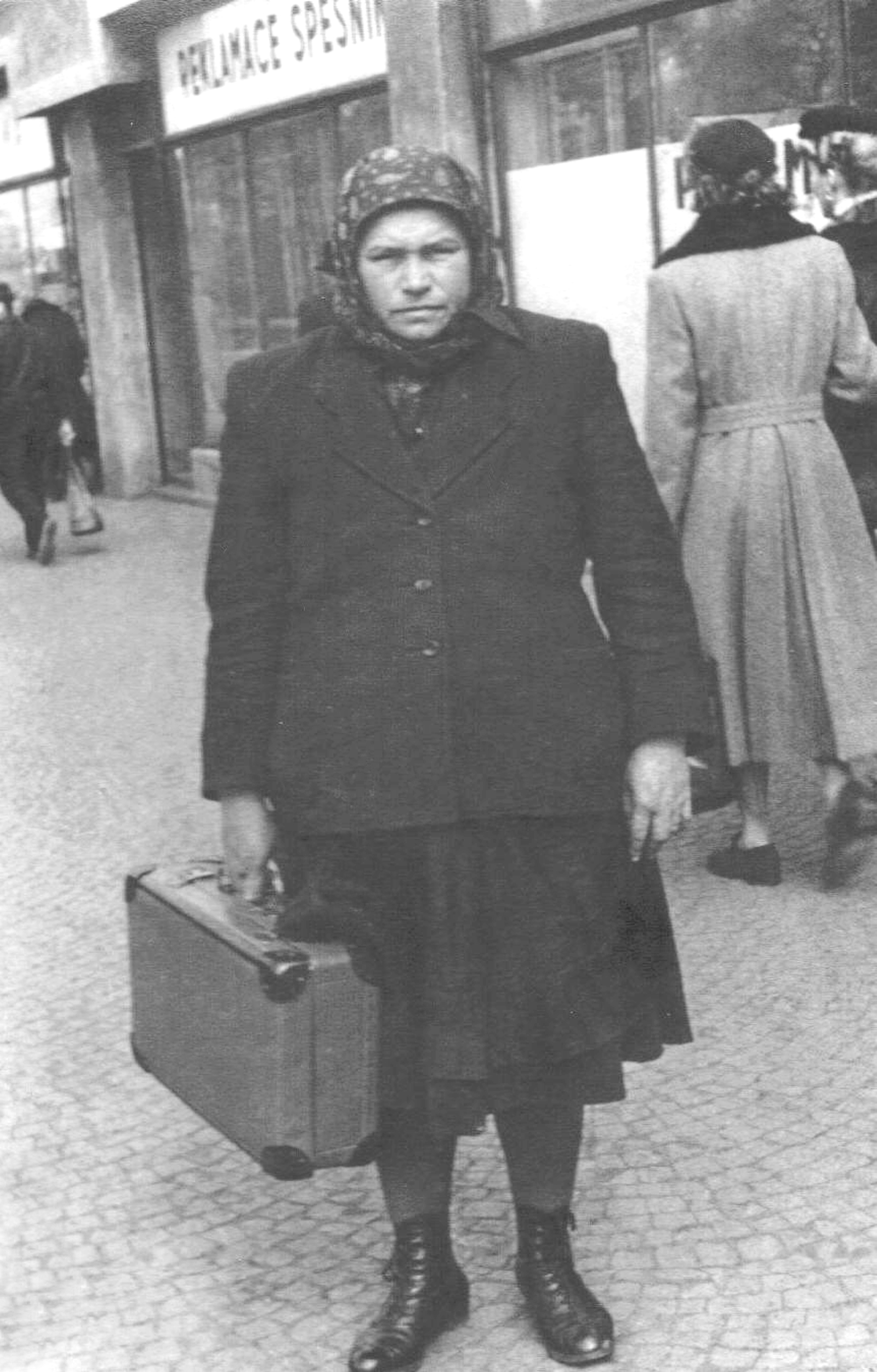 Madar_Varga-AlbertneSzitas-Erszebet_Pragaban_varrot_adott_el_1960