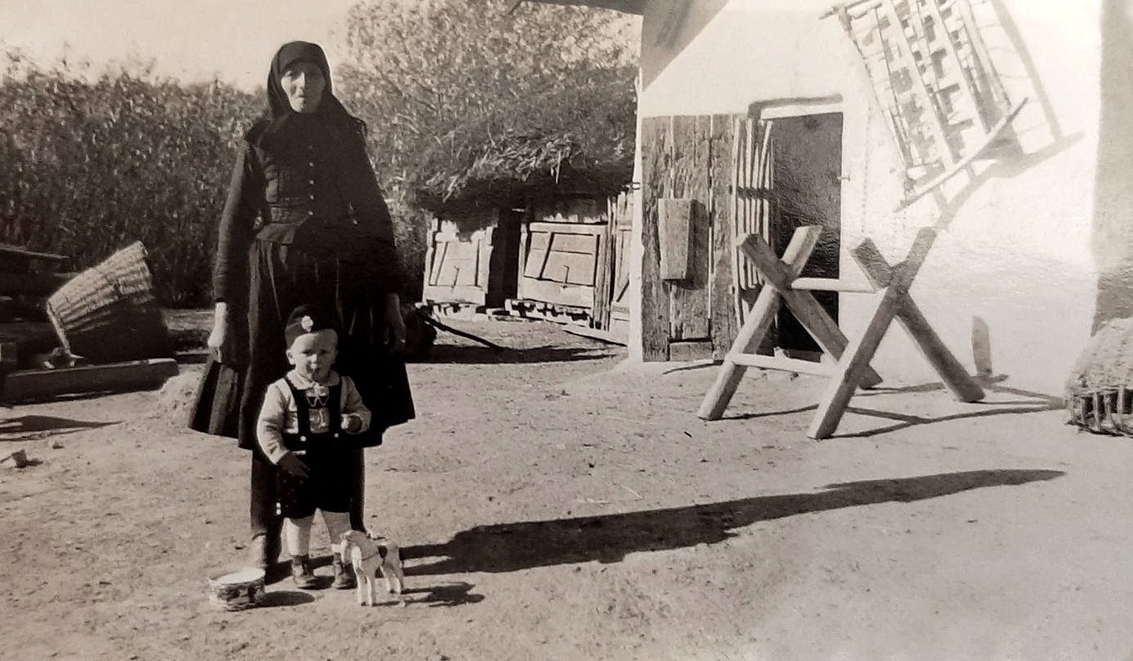 Madar_EdesKalmanne_unokaja_1944