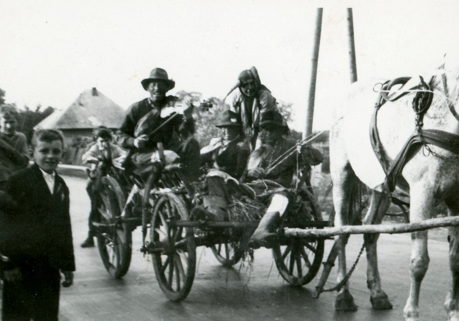 Heteny_szureti_felvonulas