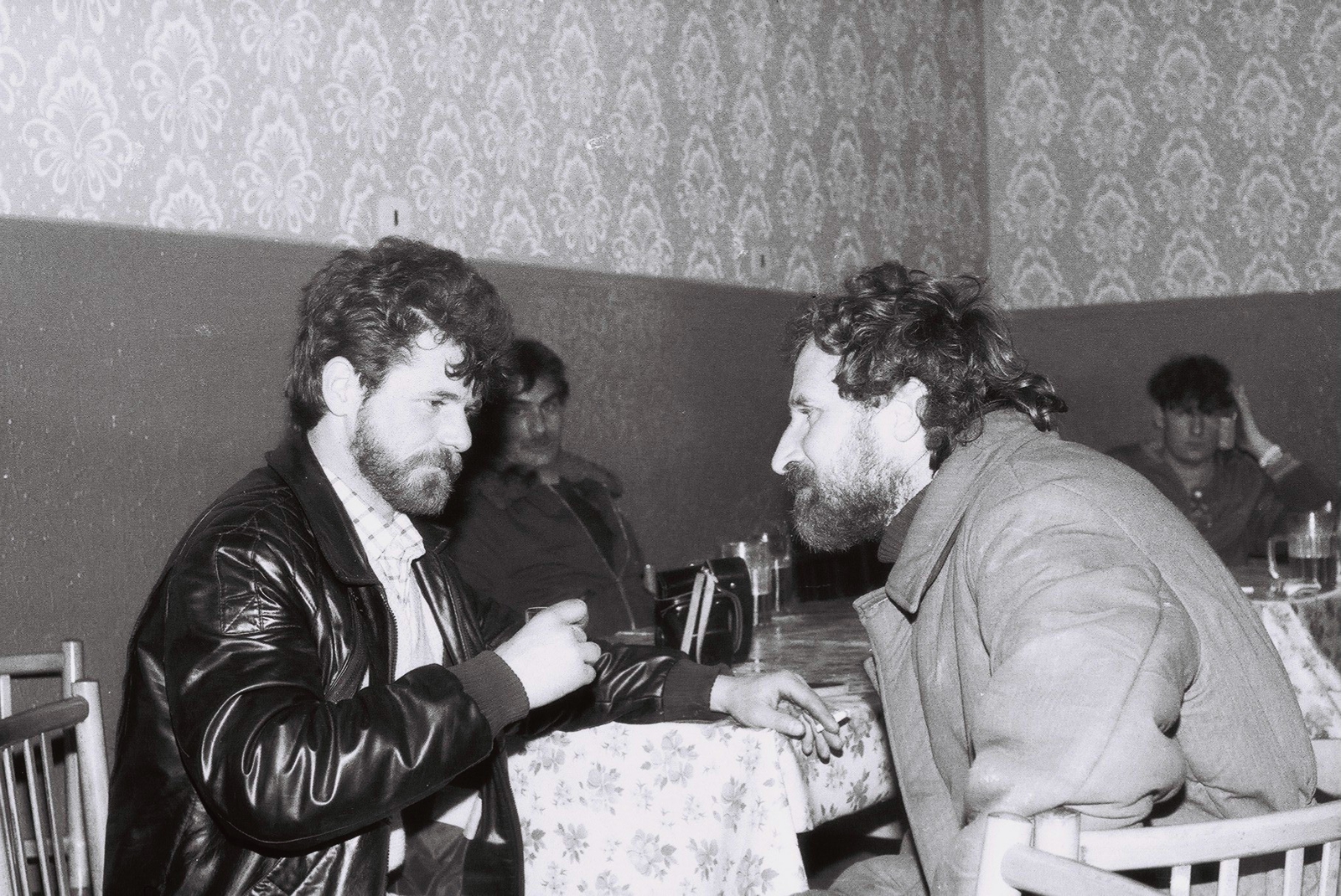 rete-asztaltarsasag-kocsmaban-1982