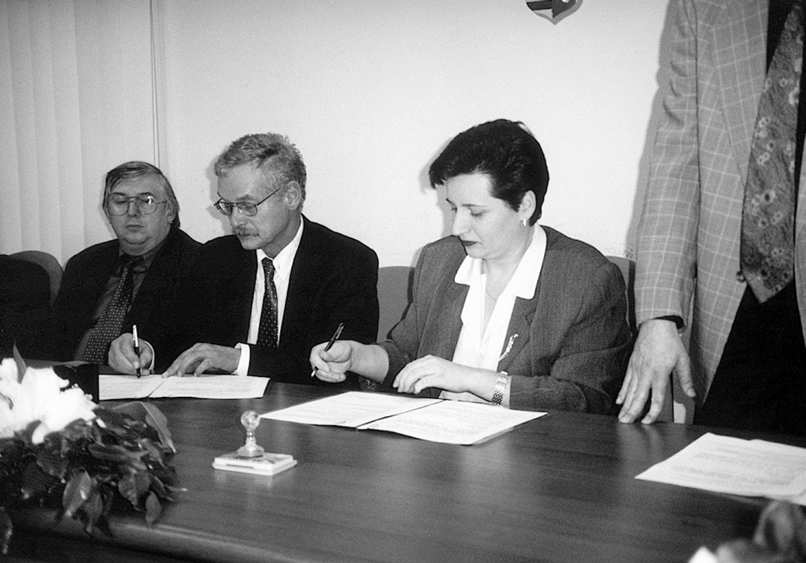 Szerzodes-alairas-lendva-dunaszerdahely-2001