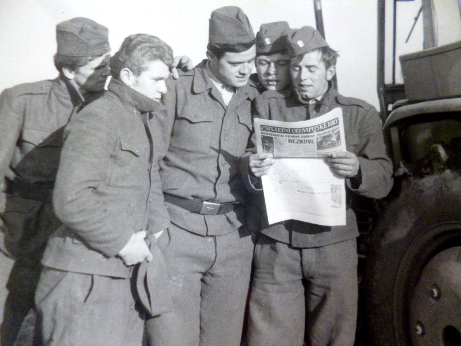 ogyalla-katonak-olvasnak-1968