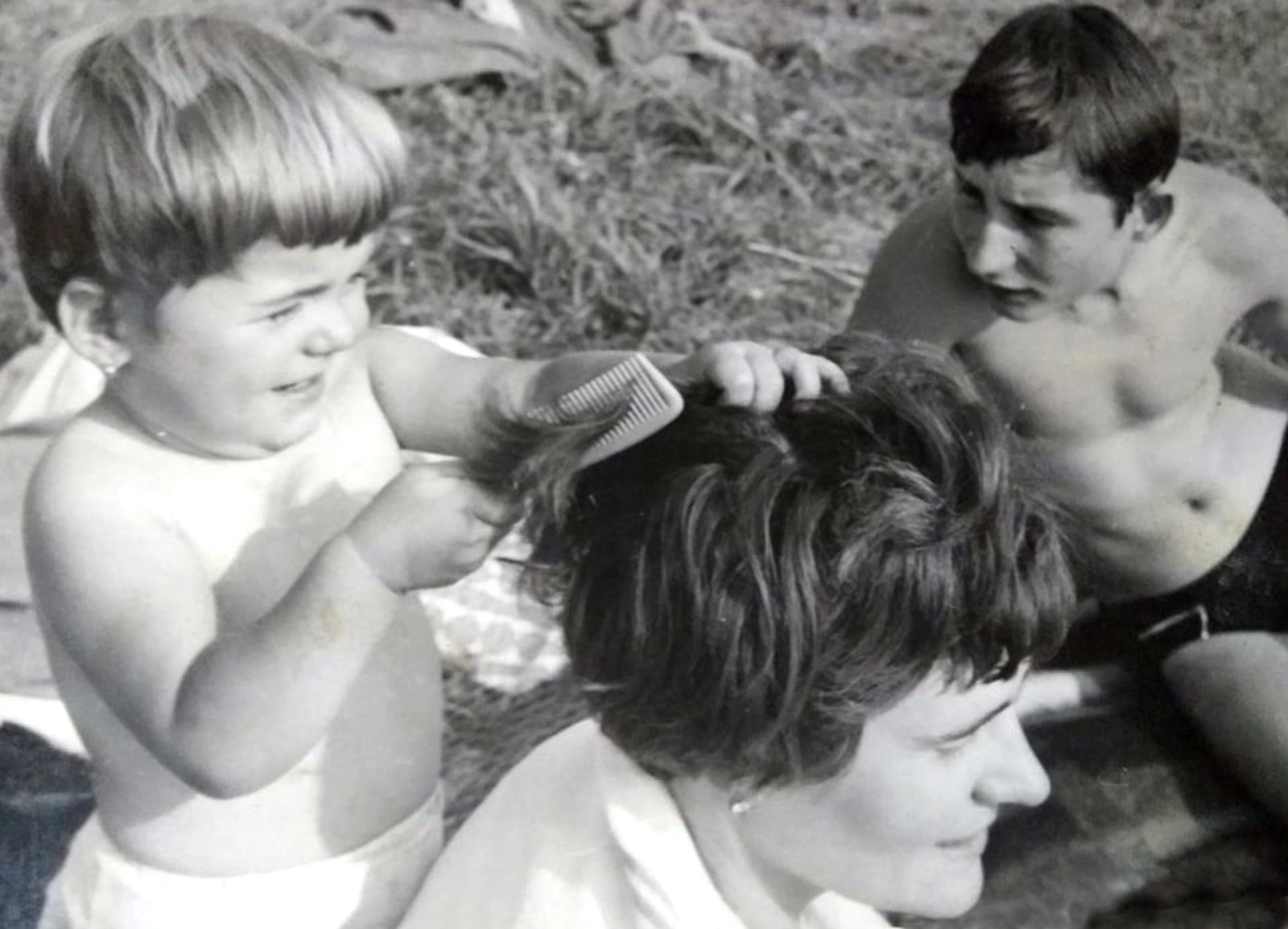 nagybalog-Anyjat_fesulo_kislany_1968