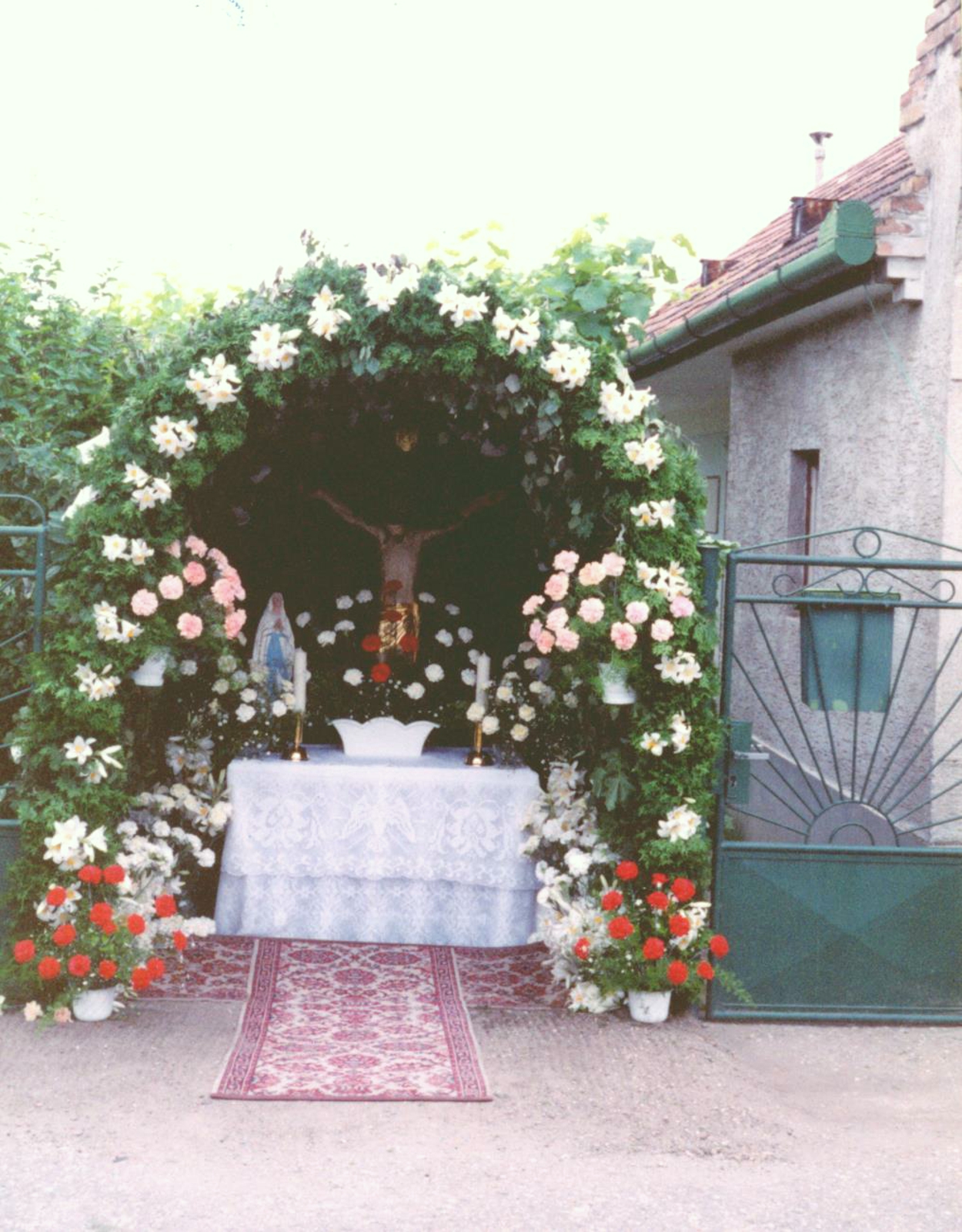 ogyalla-templom-utca-foto-chalupeczky-jozsef-1990-es-evek