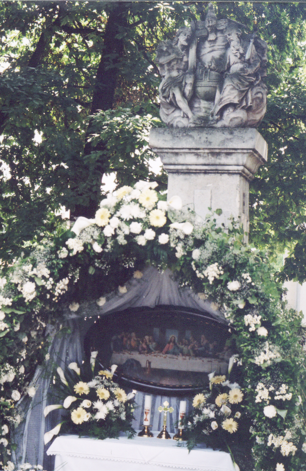 ogyalla-szentharomsag-szobor-urnapi-sator-2006a