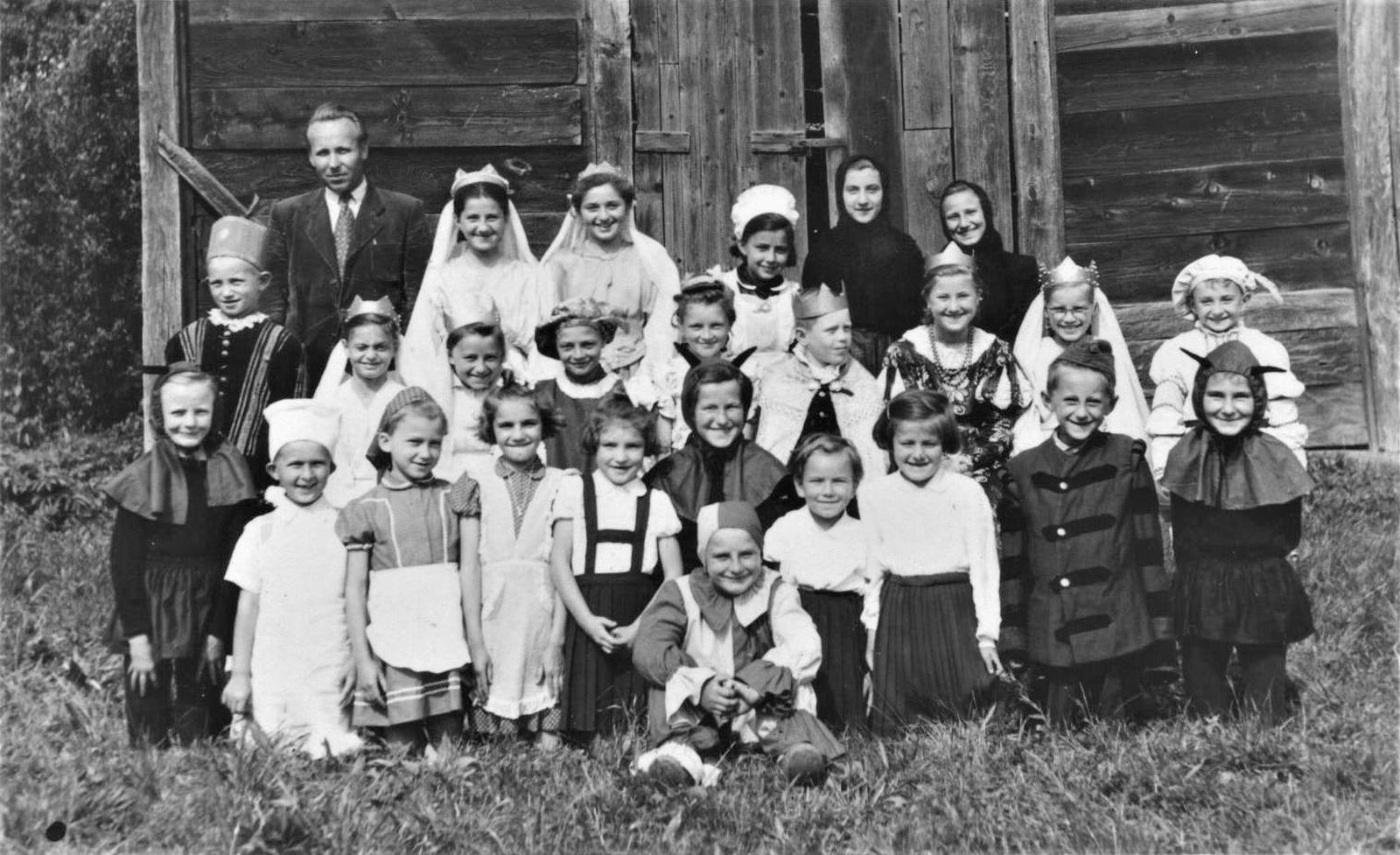 vilke-szinjatszo-iskolasok-kocsma-udvaron