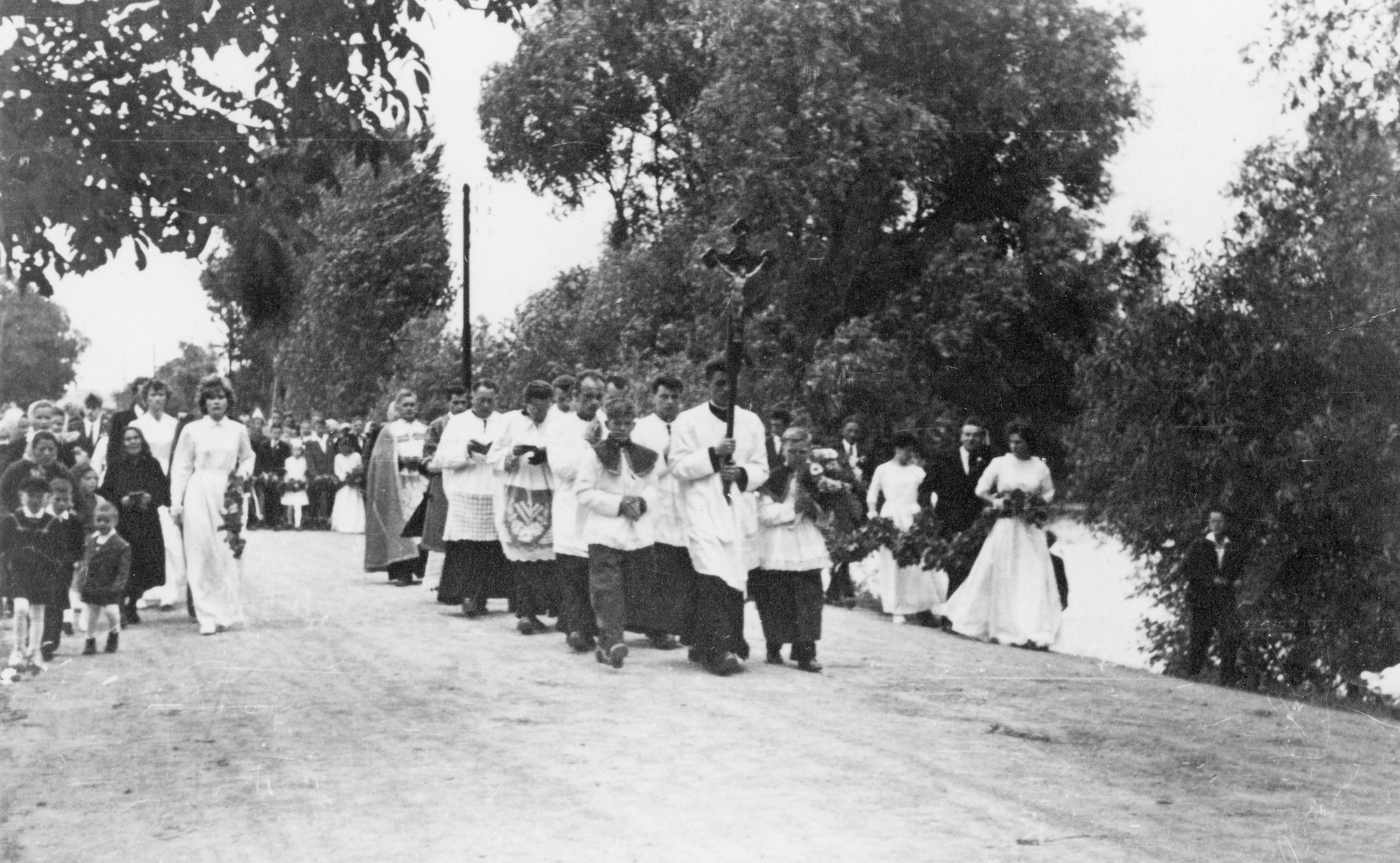 Karva_papszenteles2_BartalKaroly_1957_6_21_Dunaparton