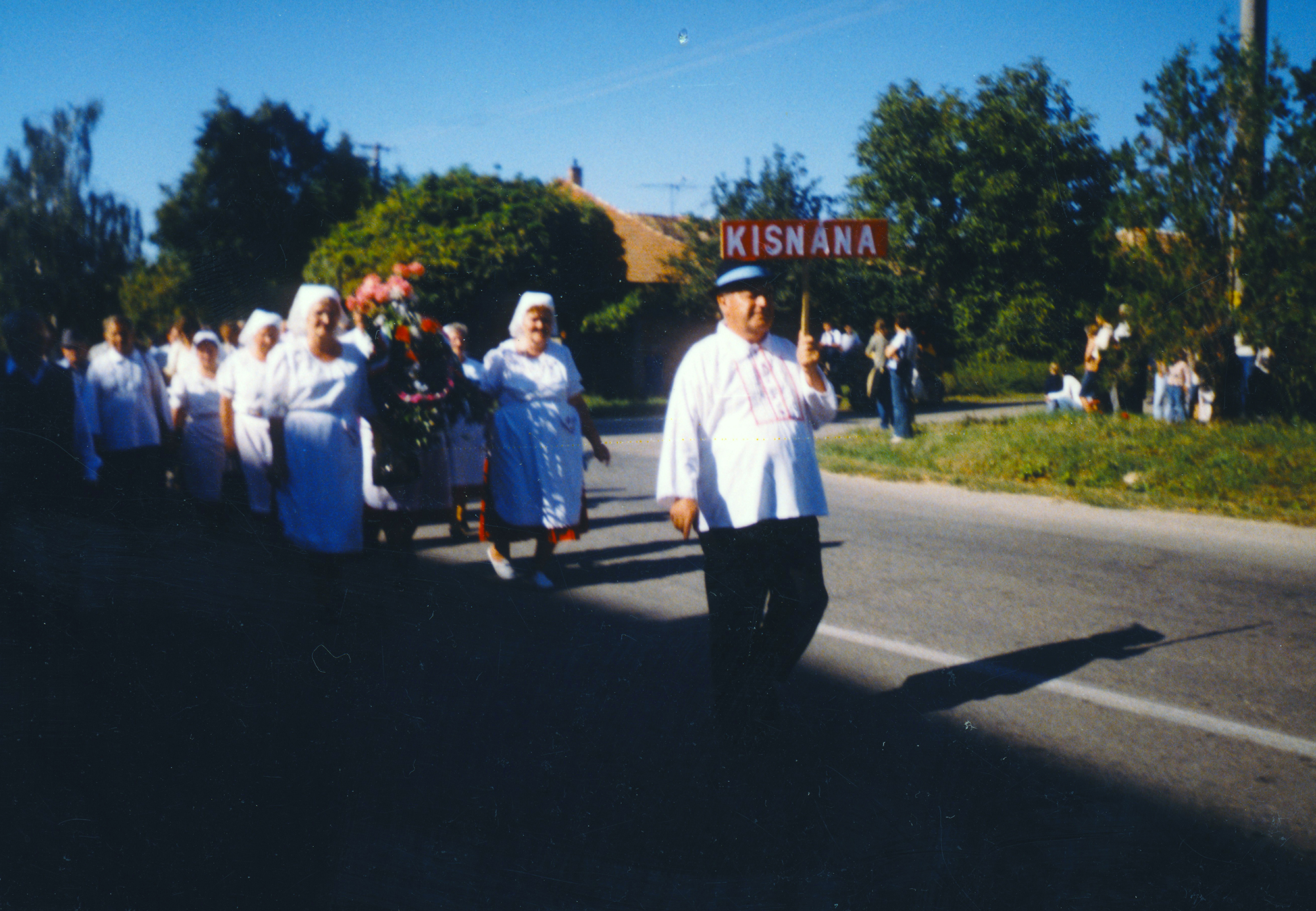 kurt-szureti-felvonulas-kisnanaiak