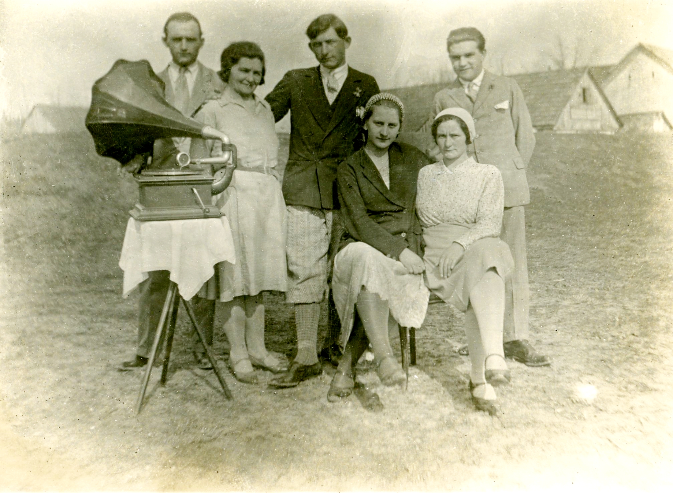 Karva_csoportkep-gramafonnal