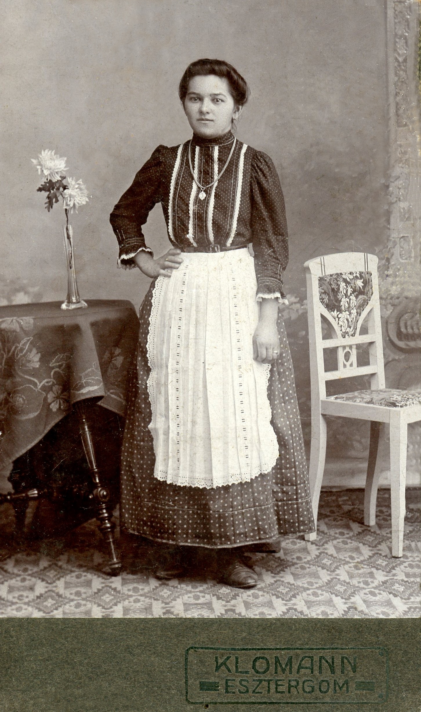 Karva_szolgalolany_fenykep_eleje