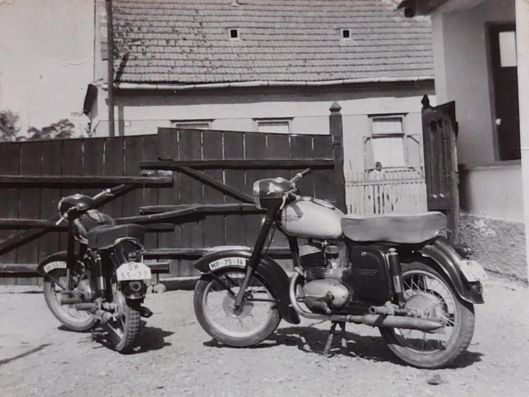 Regi-porta-hatterben-a-fout