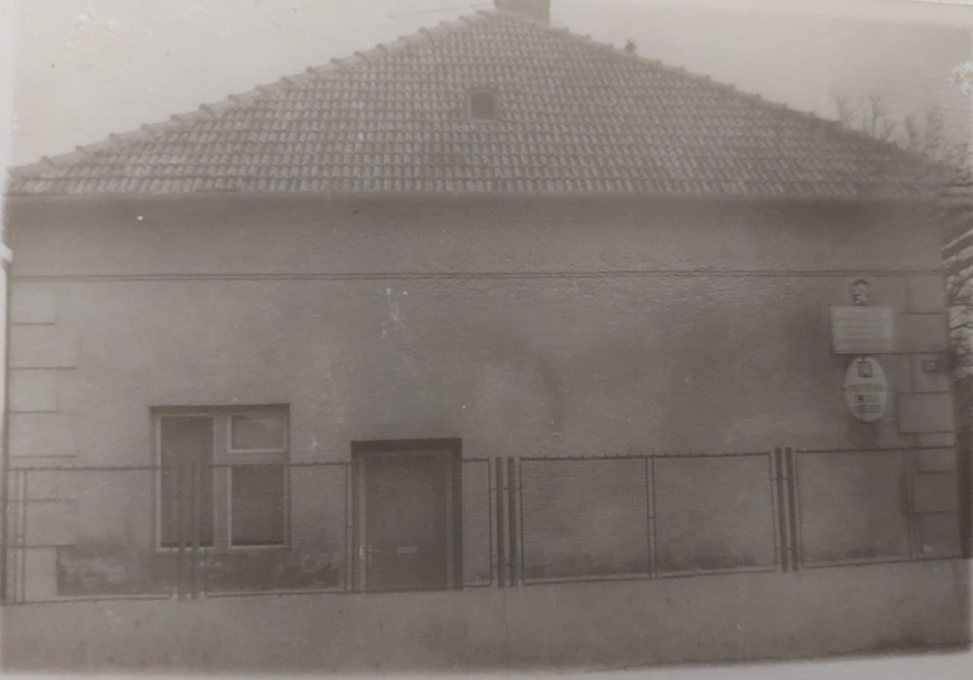 A-falu-iskolaja-epult-1905