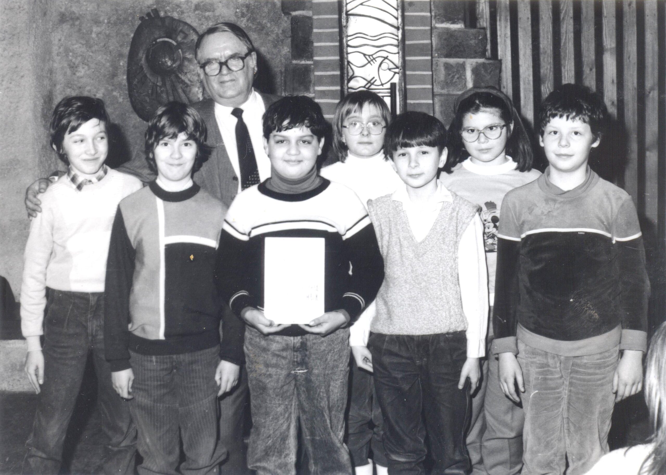 Dénes György gyermekek társaságában