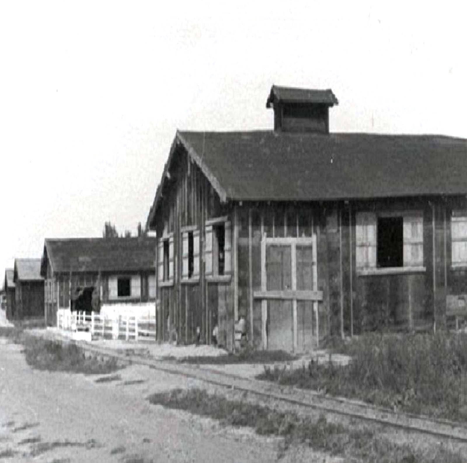 nagymegyeri-hadifogoly-tabor-epulete