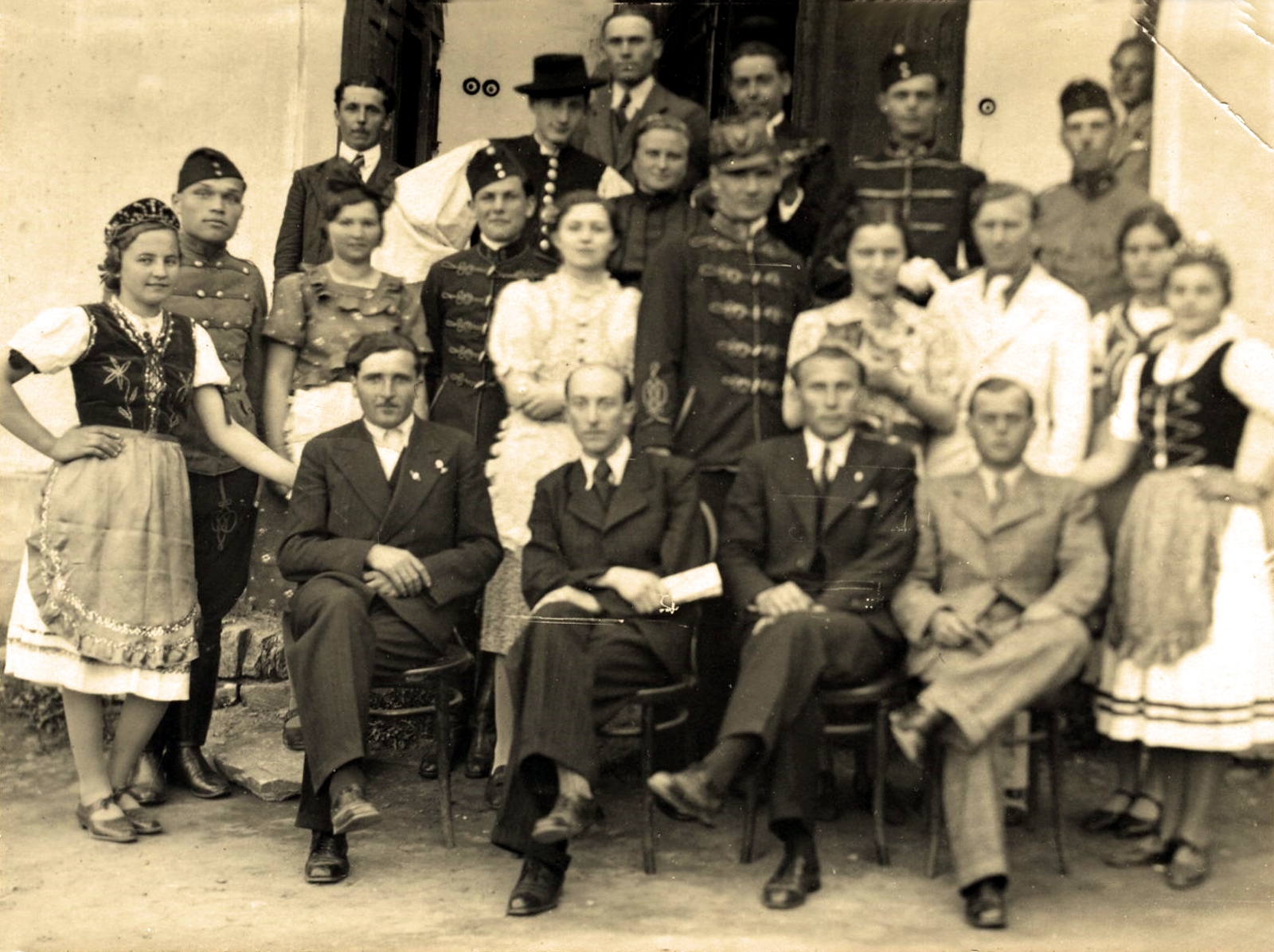 ogyalla-szinjatszas-ormester-ur-jelentem-alassan-chalupeczky-1