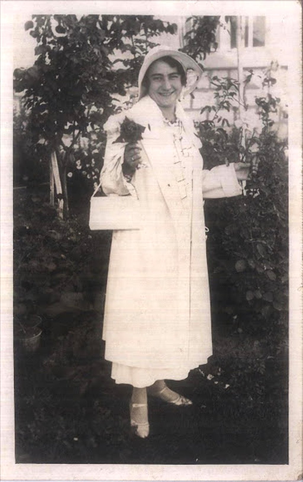 Pósa Gézáné született Bodon Ilona fehér ruhában