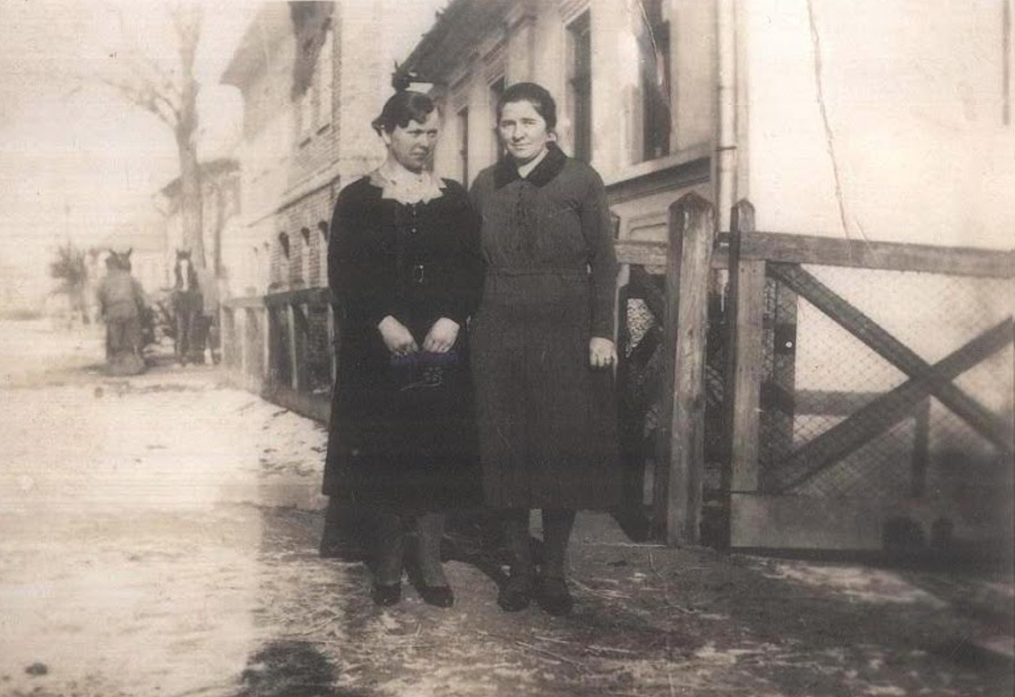 Asszonyok Nemesradnóton a főutcán a sajtgyár mellett