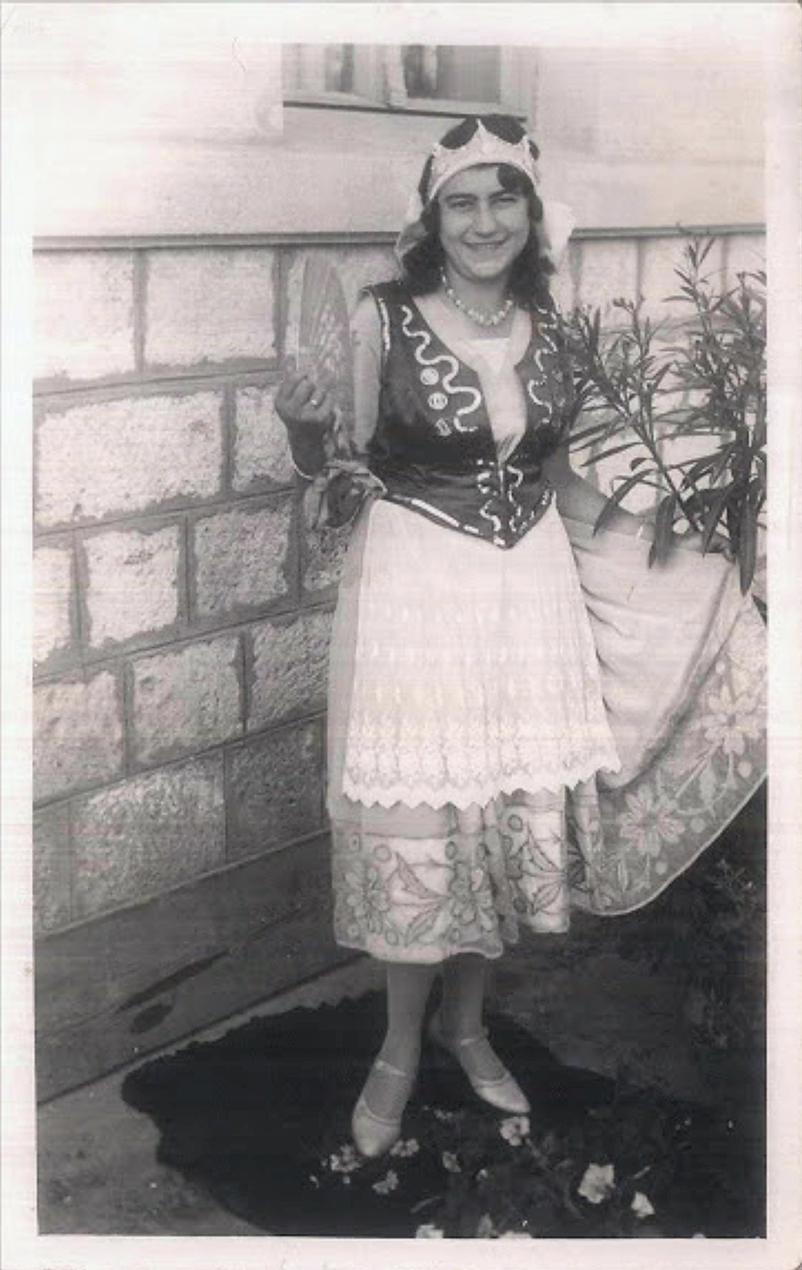 Pósa Gézáné született Bodon Ilona ünneplőben