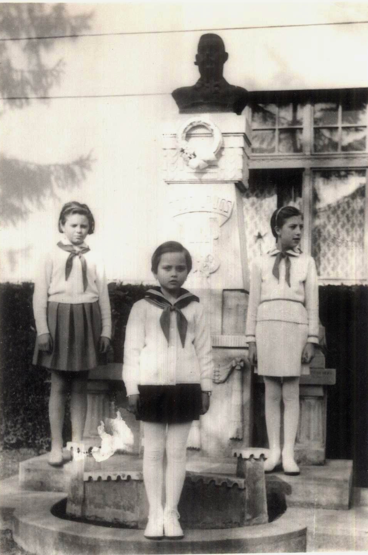 Hárman a Pósa Lajos szobornál