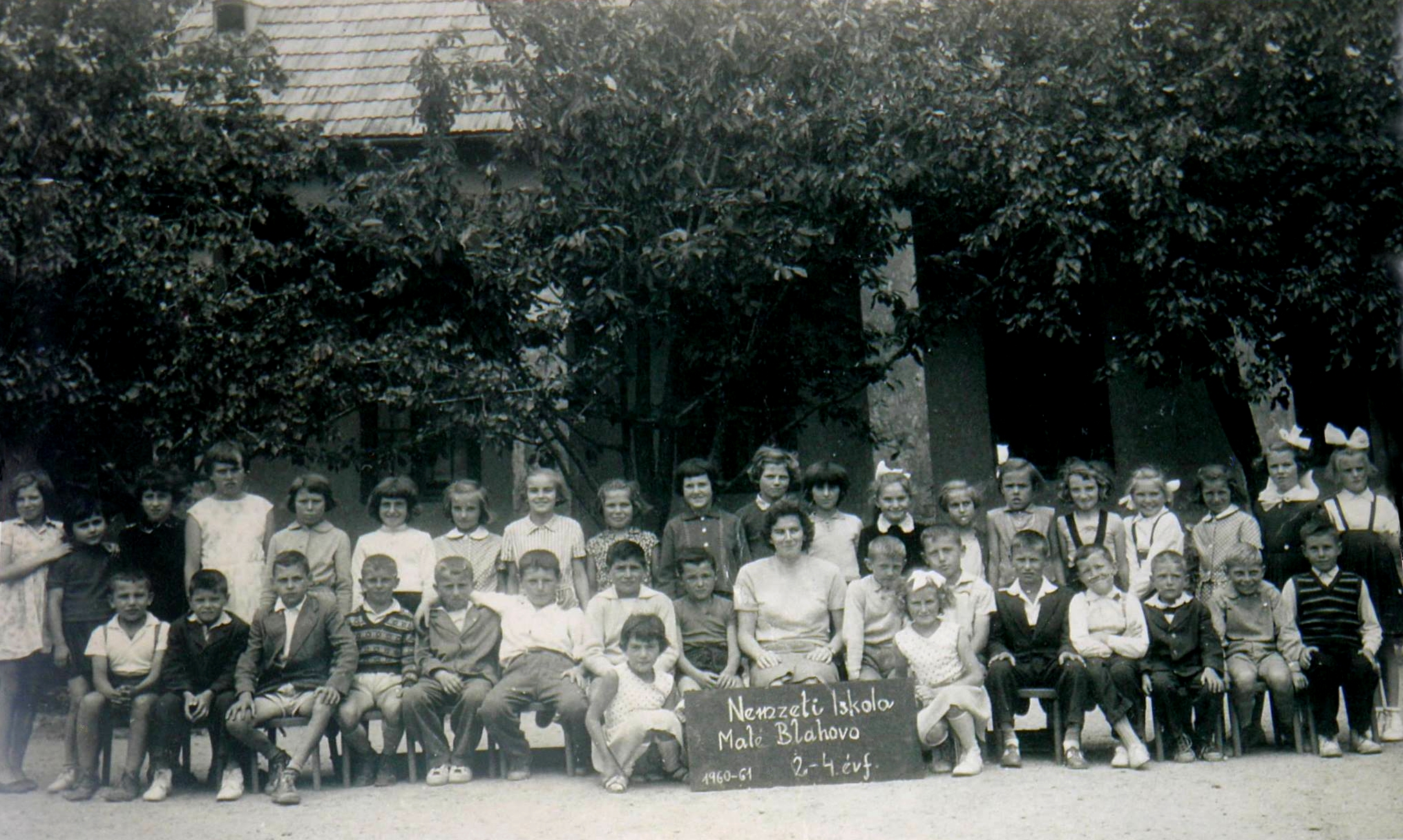 Nemzeti Iskola, Sikabony