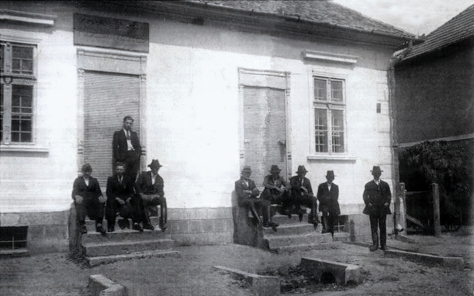 Férfiak a nemesradnóti kocsma előtt