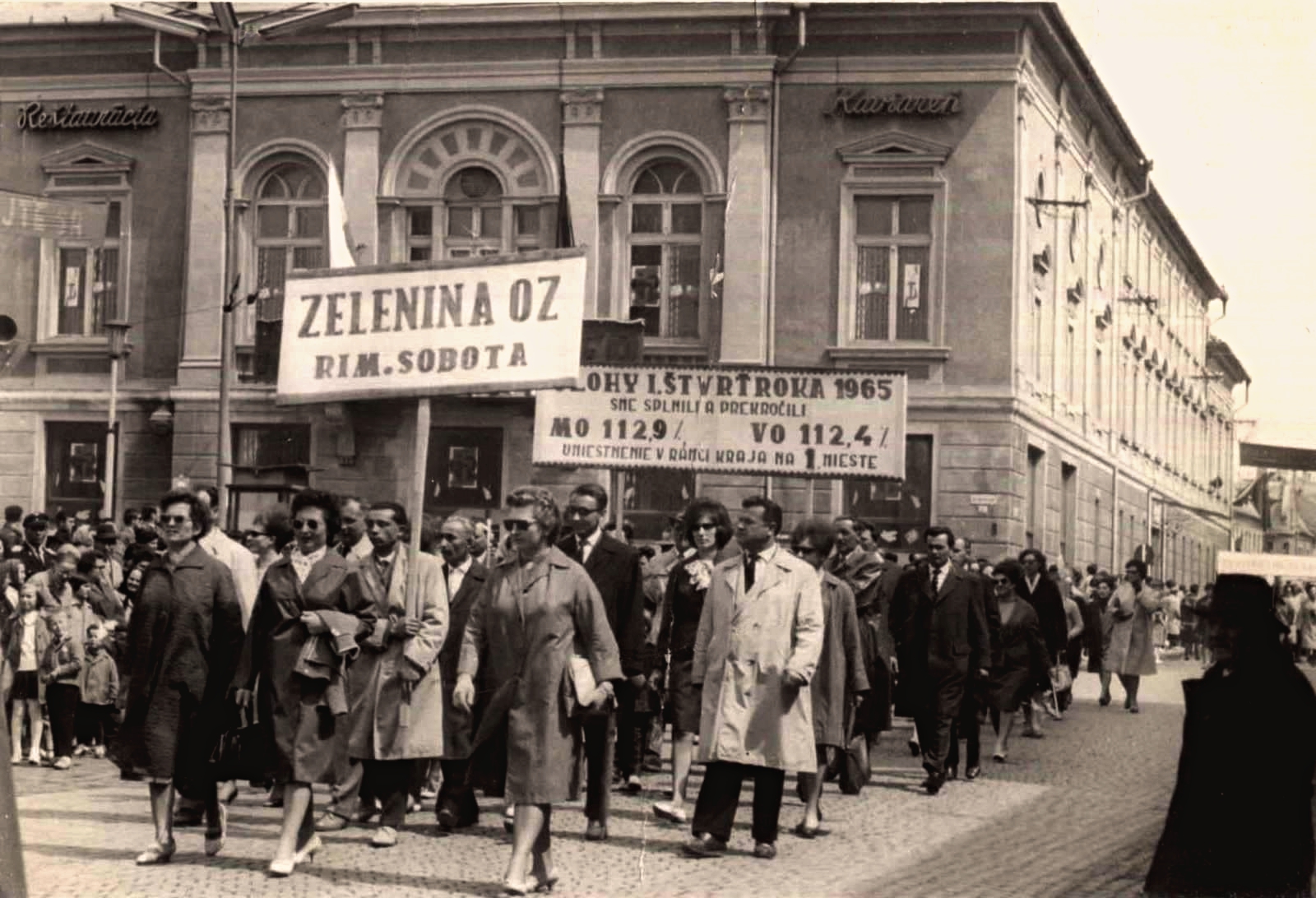 Május elsejei felvonulás Rimaszombat Fő terén 1965-ben