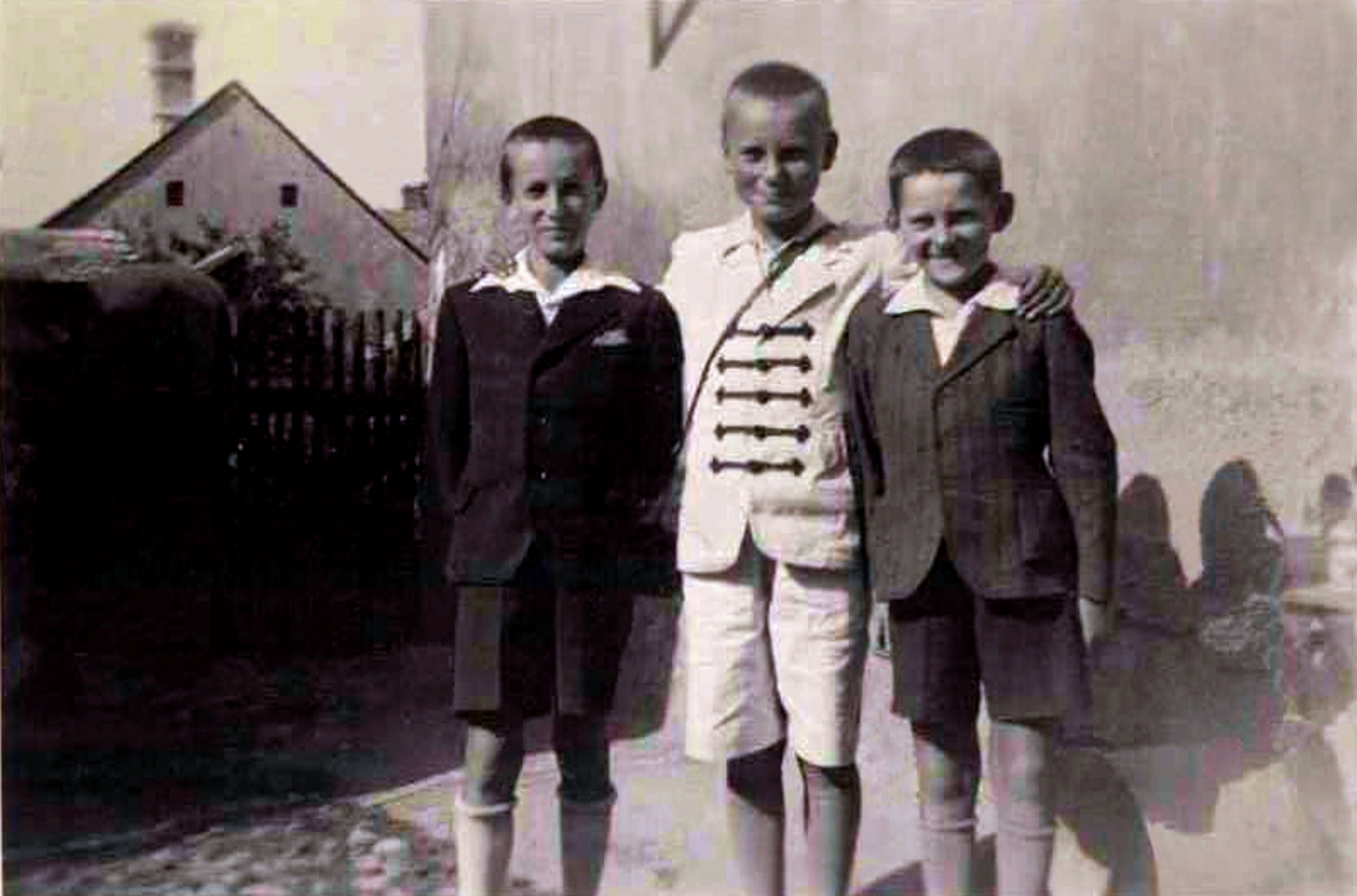 Pósa Dezső és Pósa Zoltán a pajtásukkal